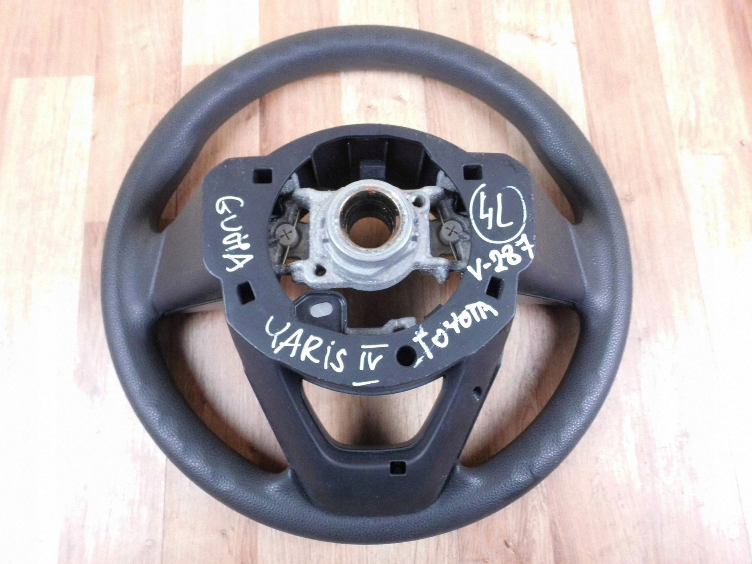 Toyota Yaris IV 2020+ lenkrad multifunkcyjna