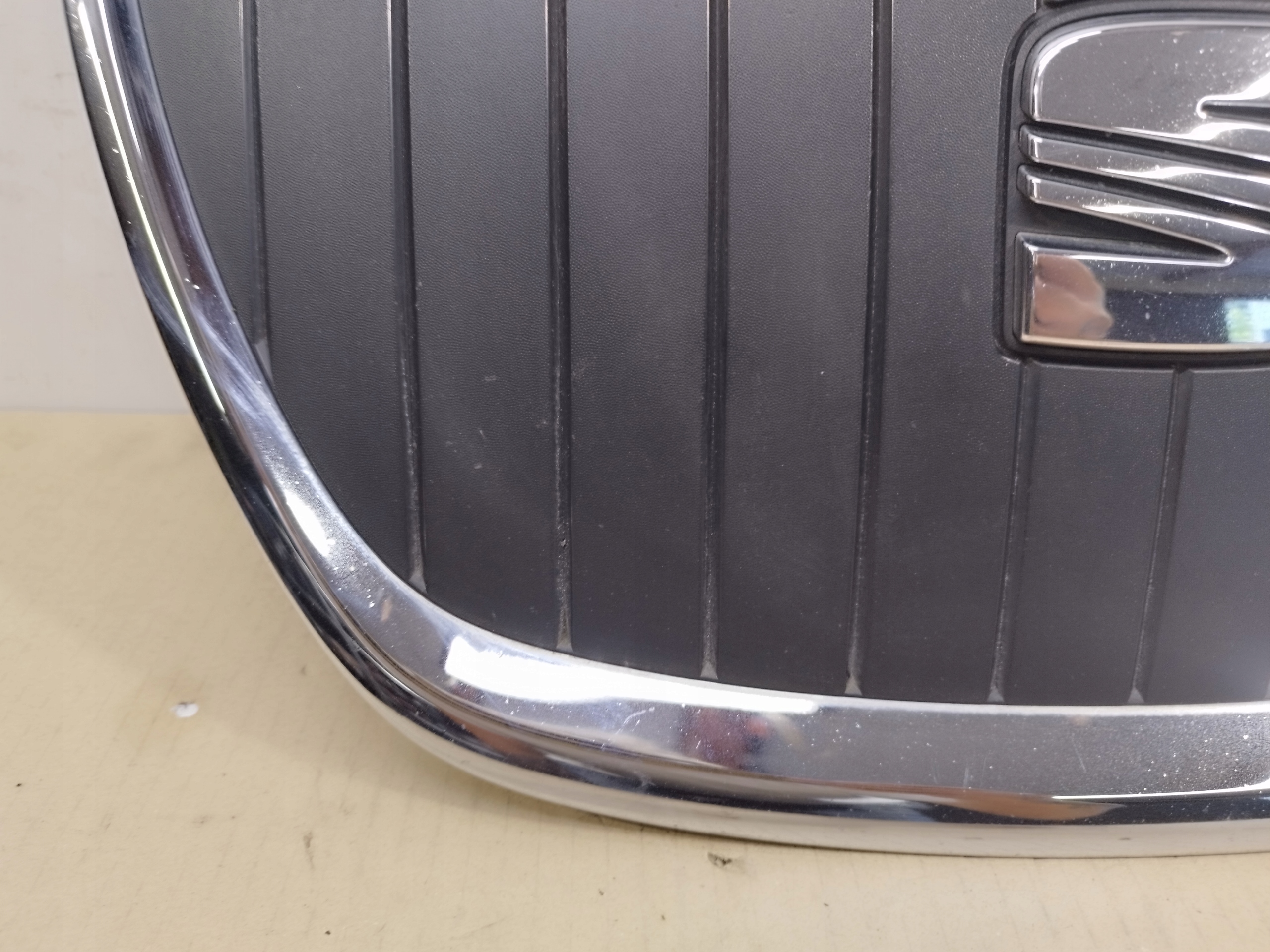 решетка радиатора бампер перед seat Leon II рестайлинг года 2009-2012 1P0853654D