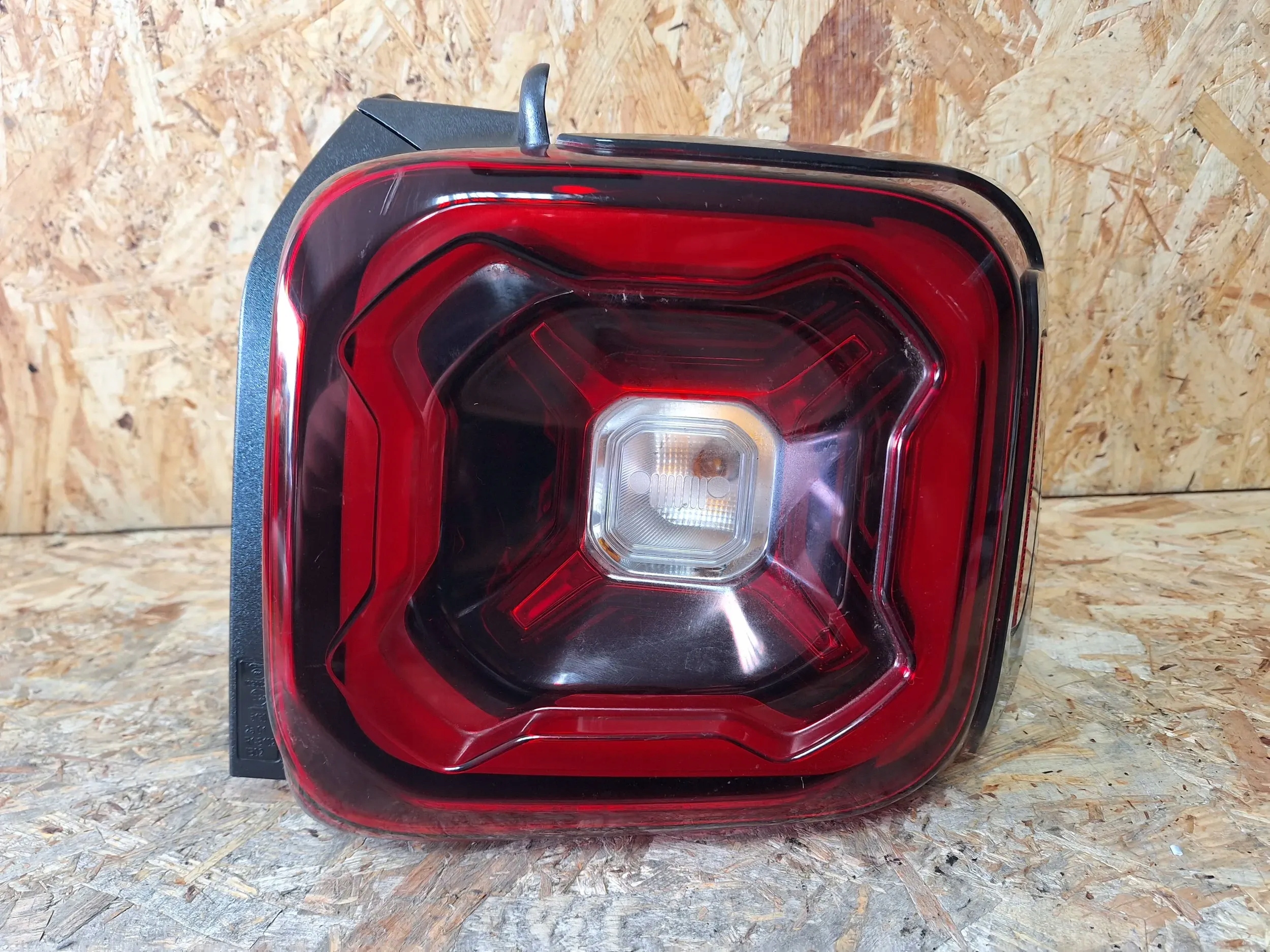 фонарь правый led 52087955 RENEGADE РЕСТАЙЛИНГ 18-