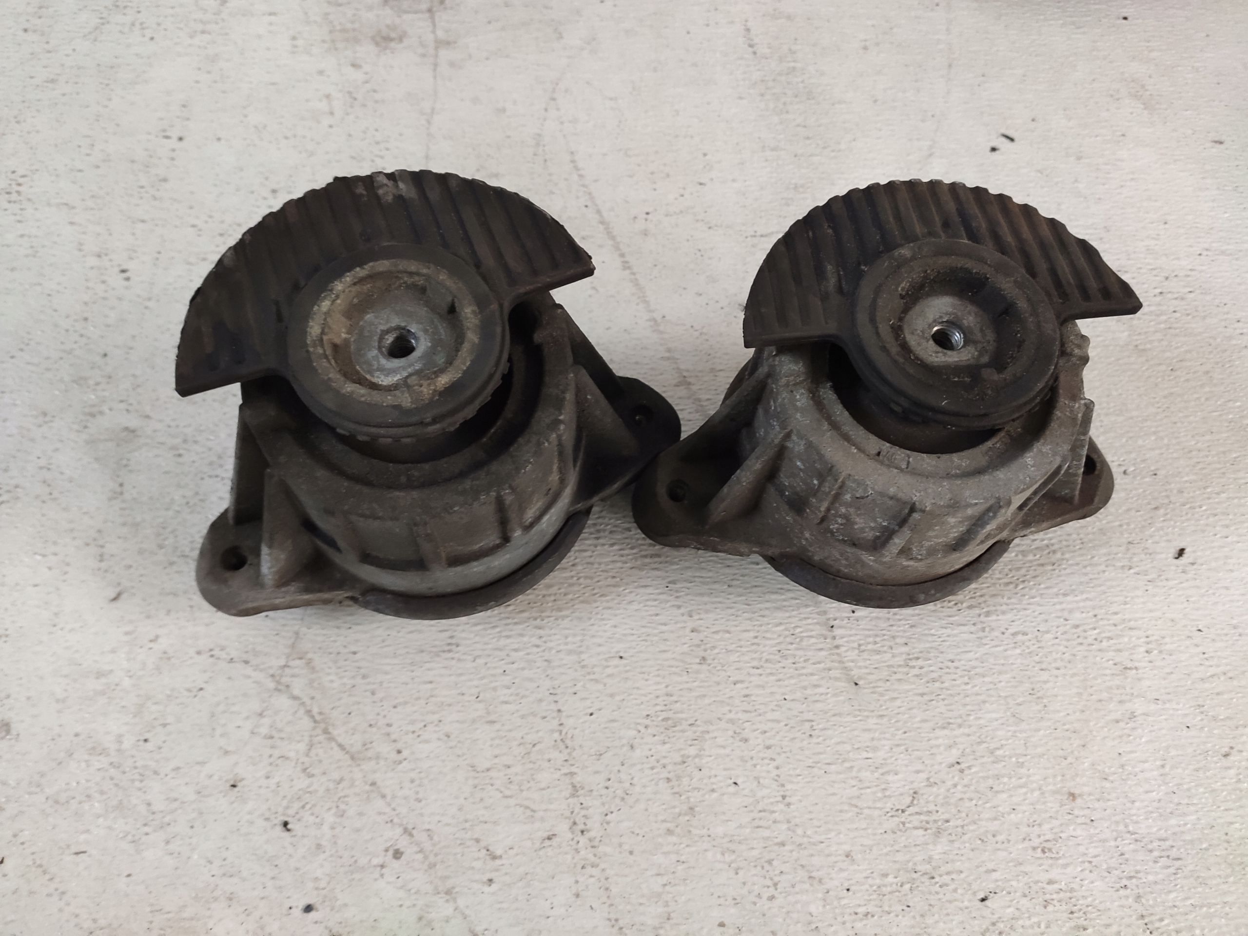 MERCEDES W204 2008 engine mount A2042400917
