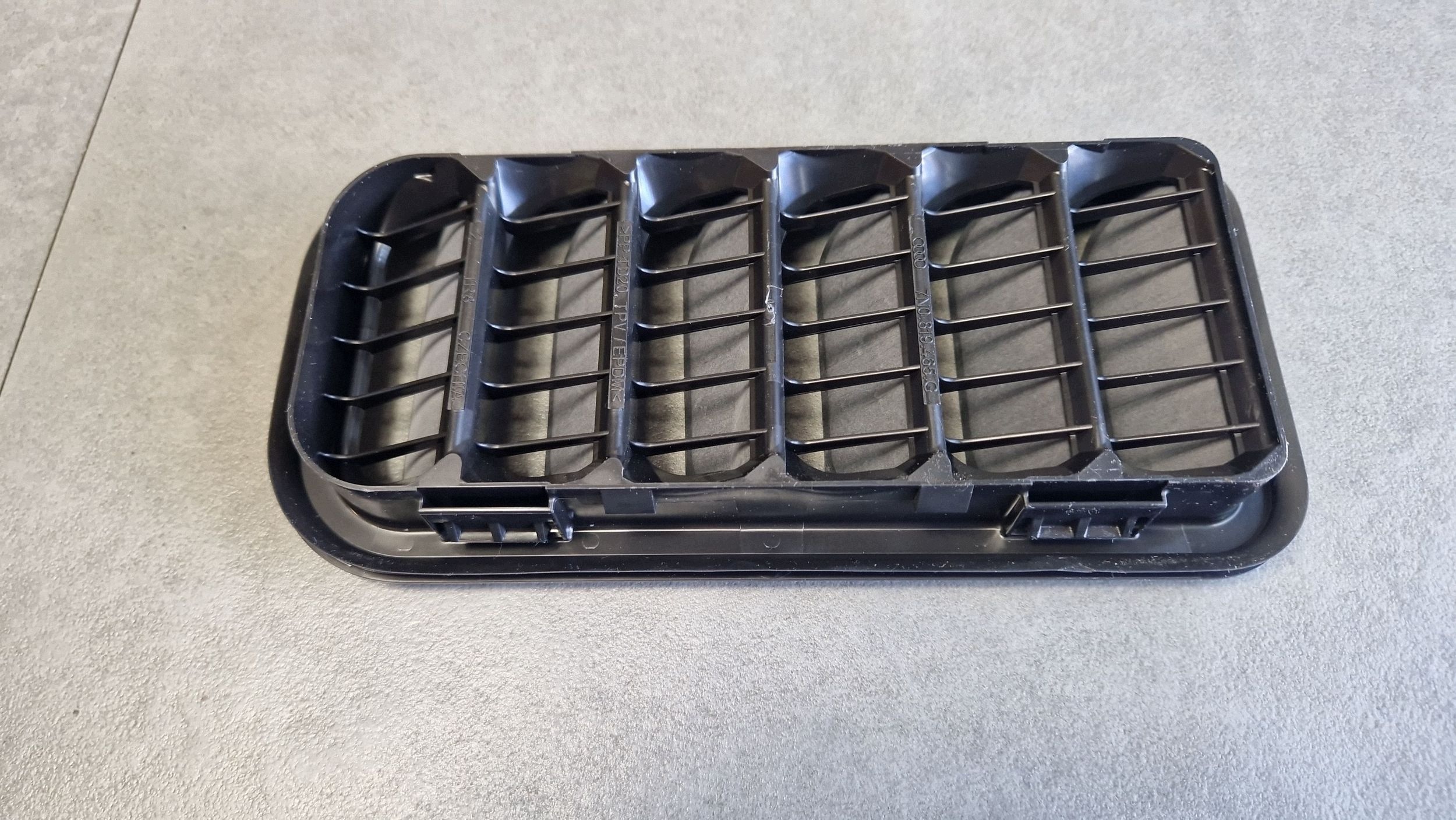 Audi A3 8Y grid wyciagu air 7N0819465G