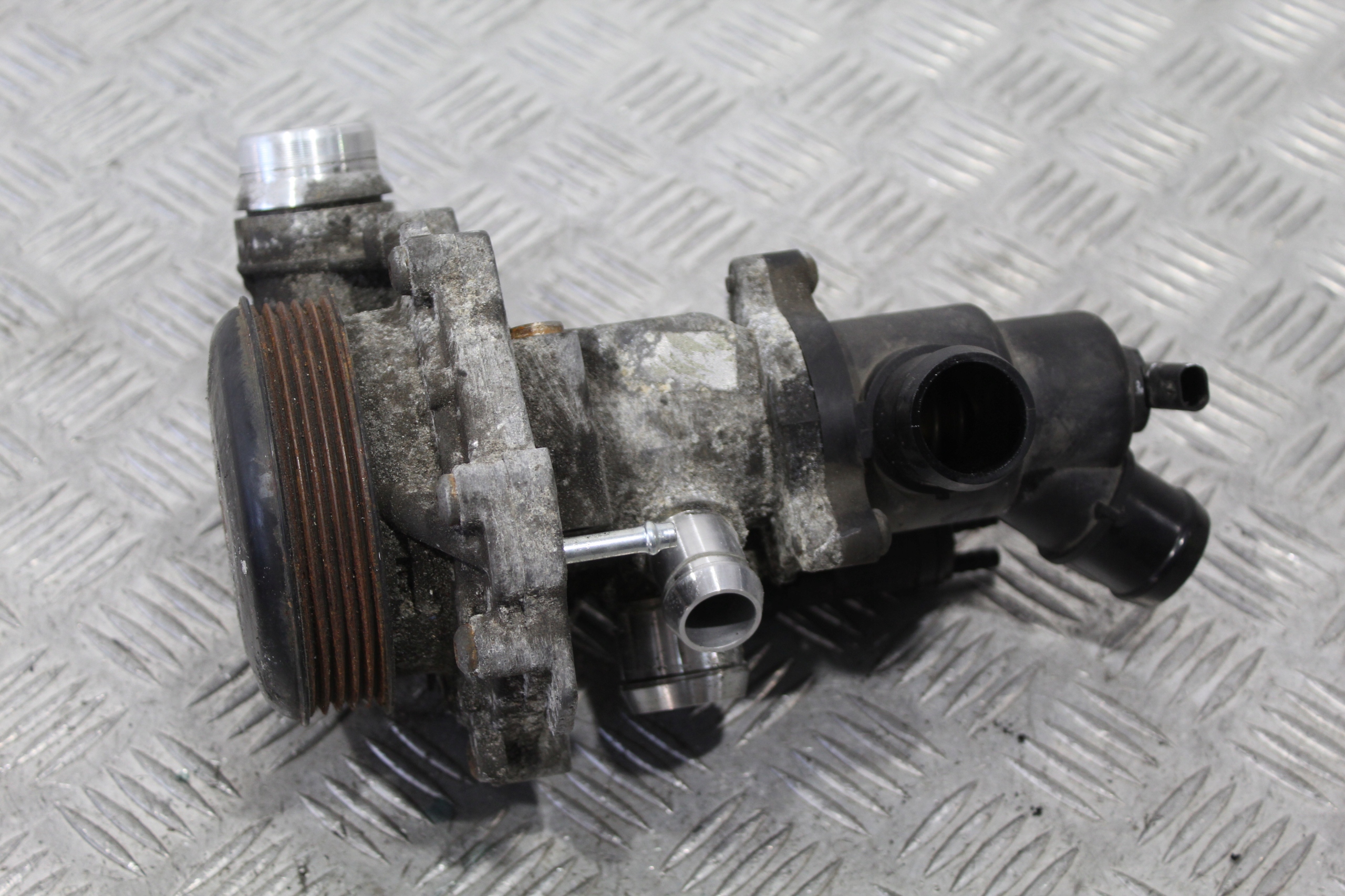 water pump MERCEDES A-KLASA W176