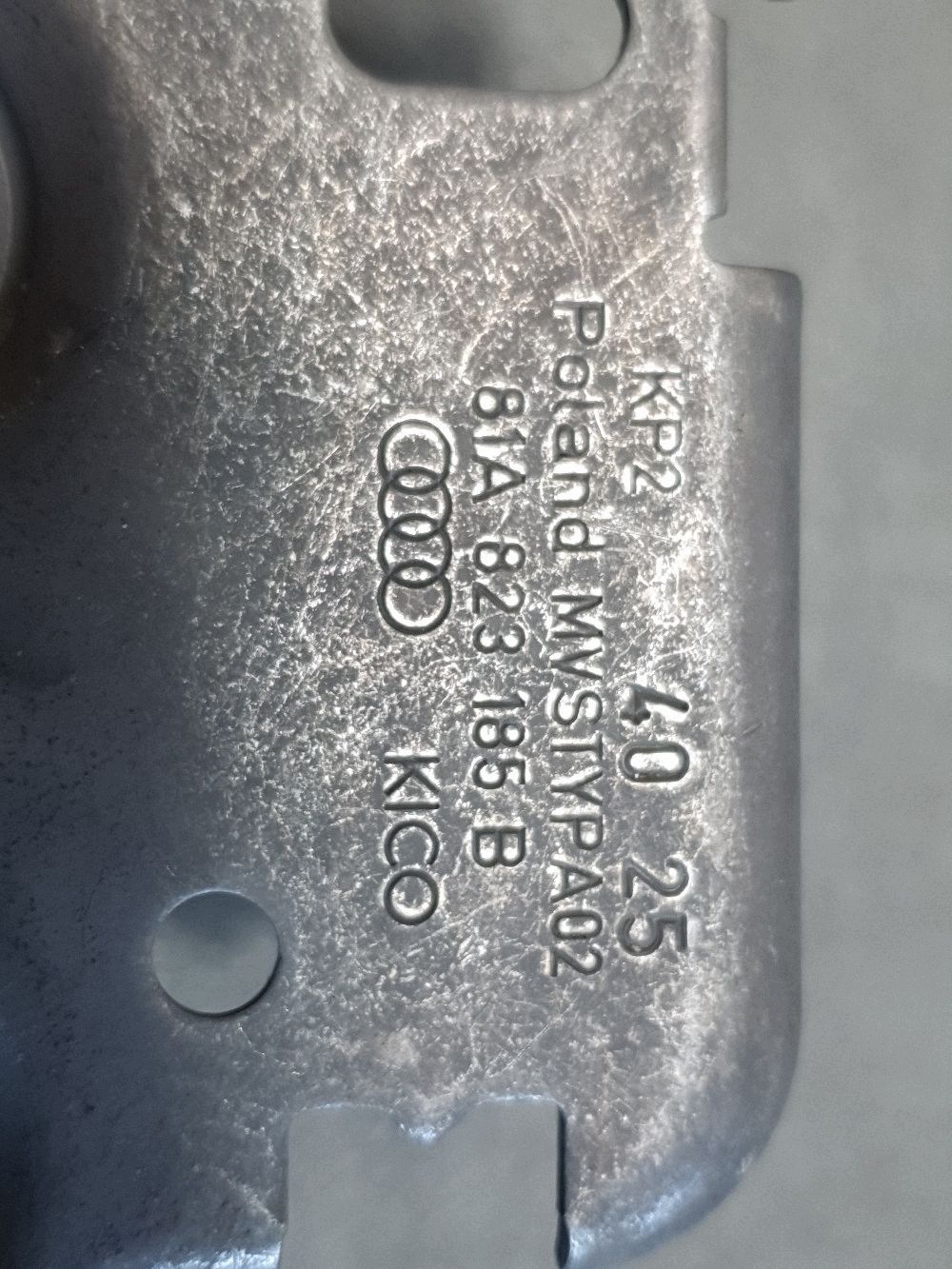 Audi A3 8Y hook bonnets rygiel left 81A823185B