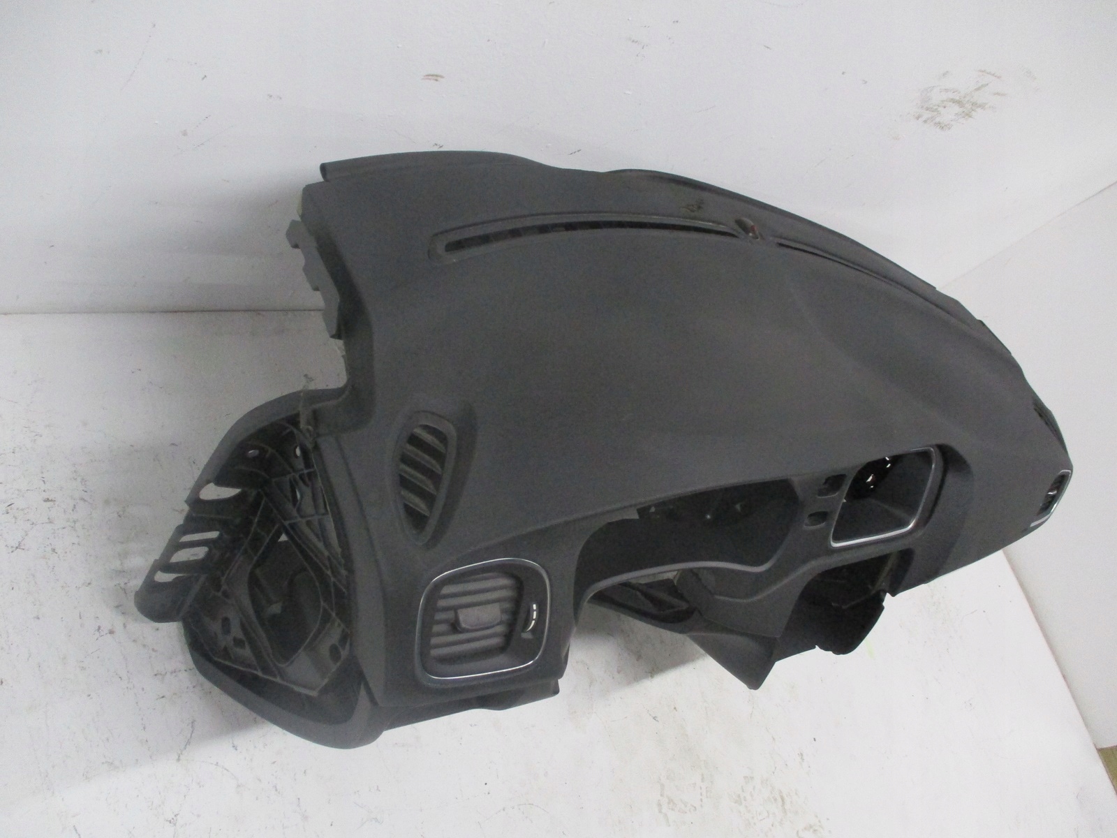 dashboard VOLVO V40 damaged