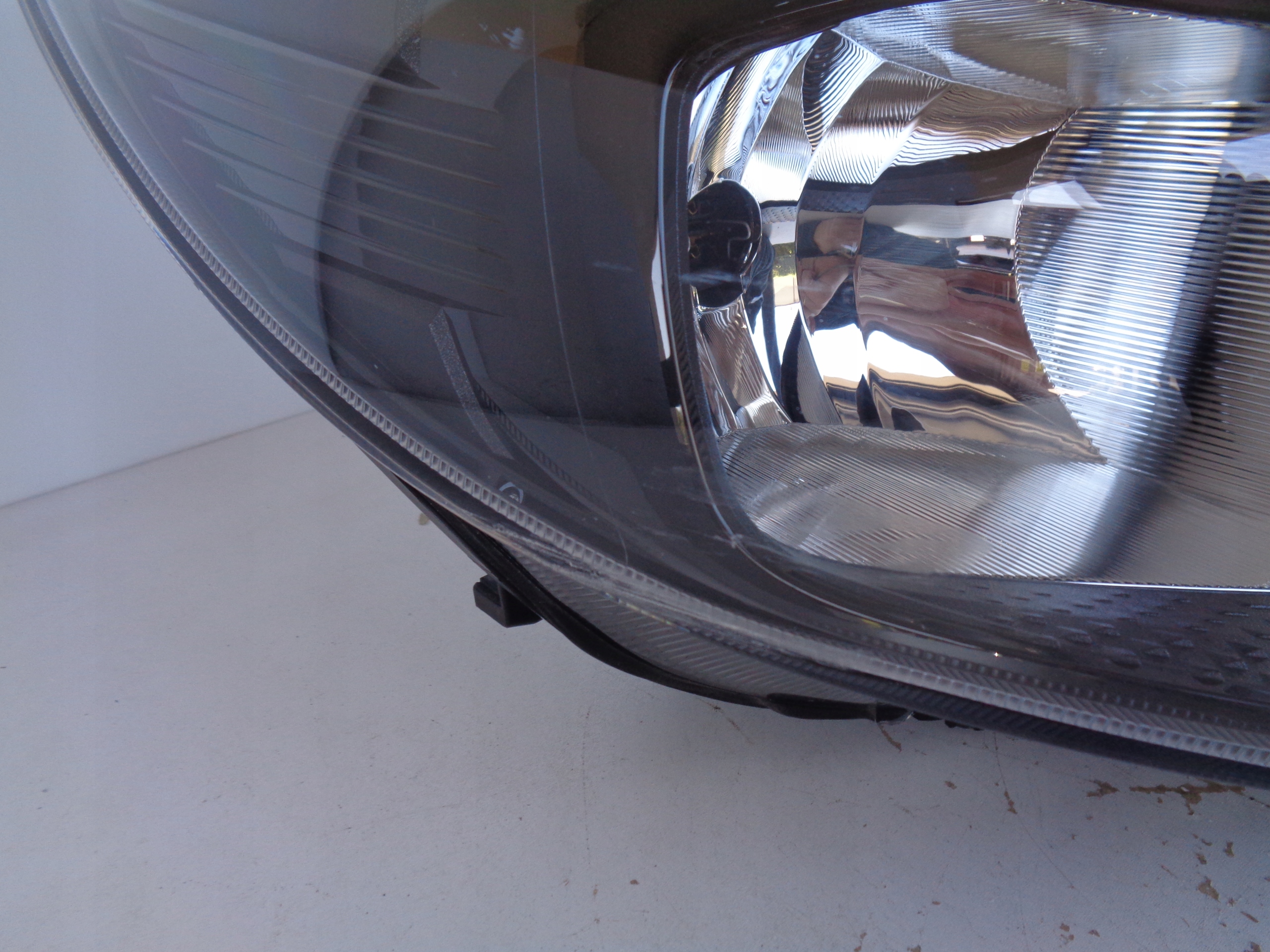 light right REFLEKTOR FORD FOCUS MK3 14- LIFT CIEMNA