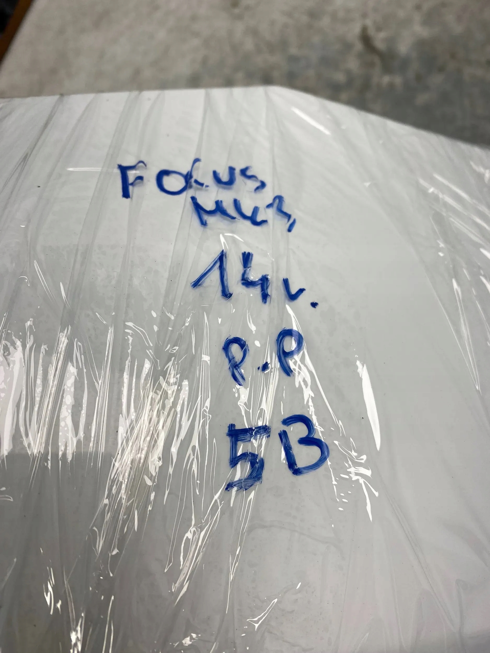FORD FOCUS MK3 blatník pravý předek BIALY 5B