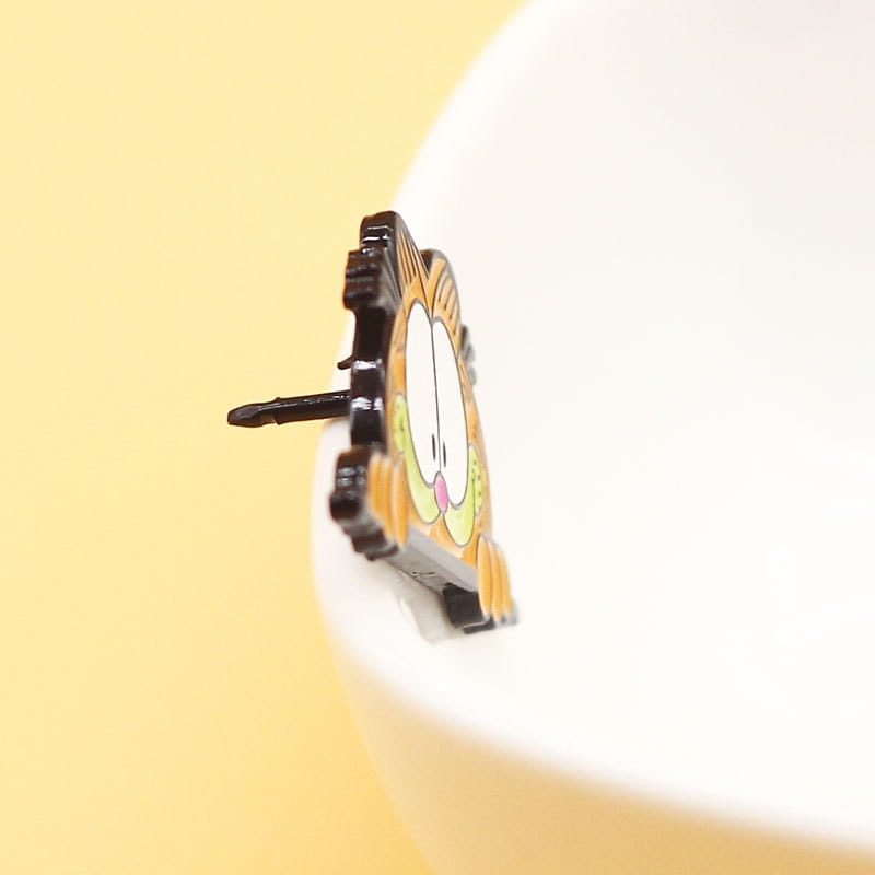 Metalowa przypinka kot Garfield Kolor wielokolorowy