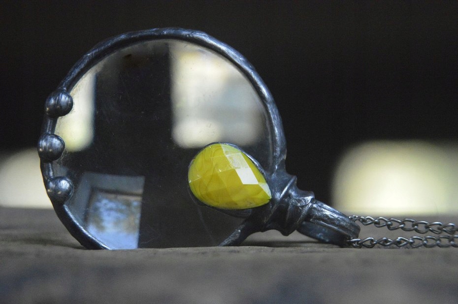 Žlutá kapka vitrážový přívěsek s lupou na řetízku