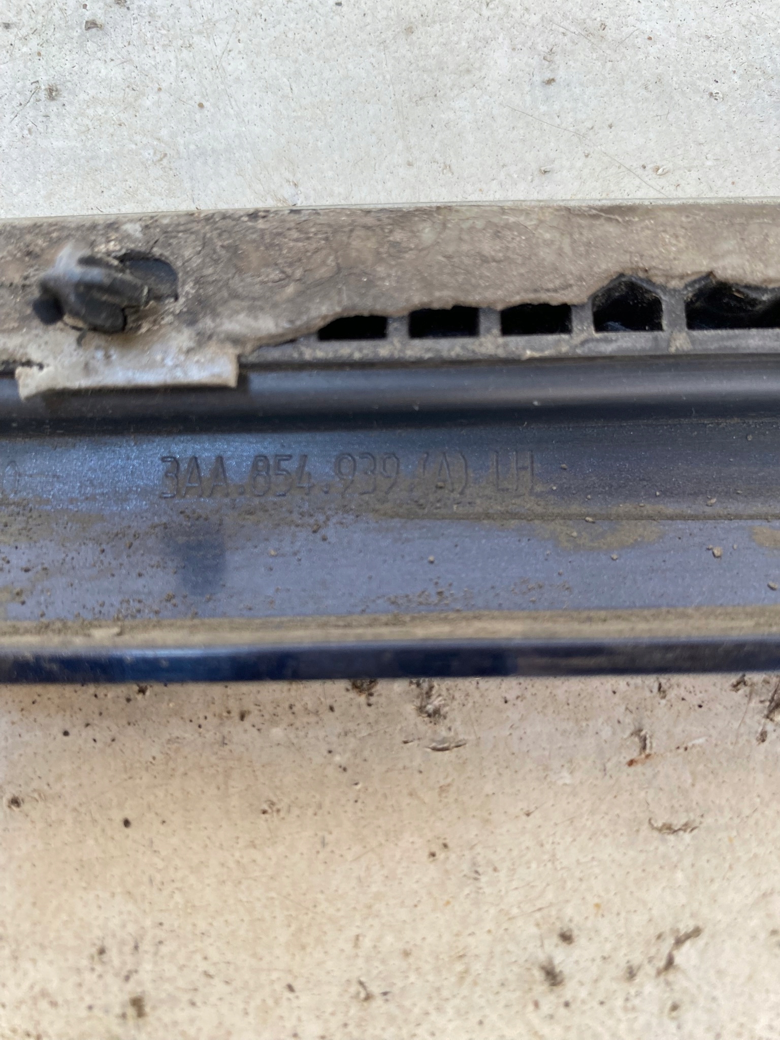 VW PASSAT B7 10- moulding door front left 3AA854939A