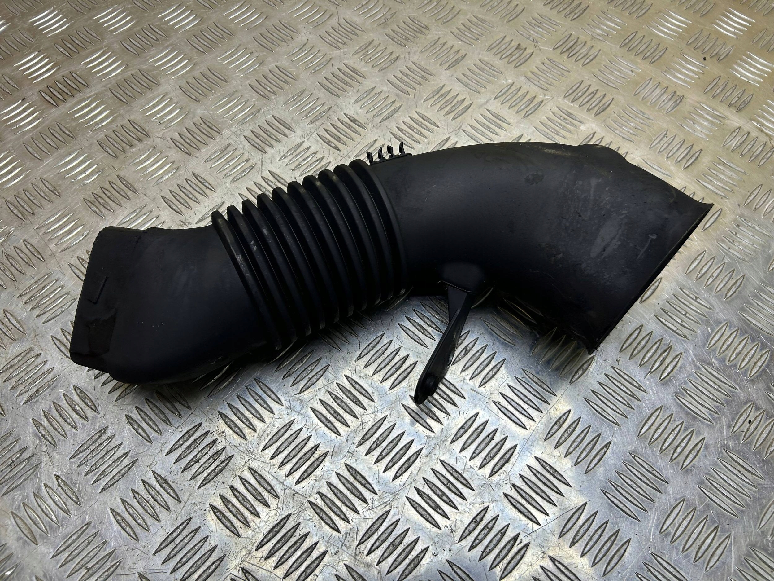 Czesc rury dolotu luft BMW 5 E60 E61 2005 7790056