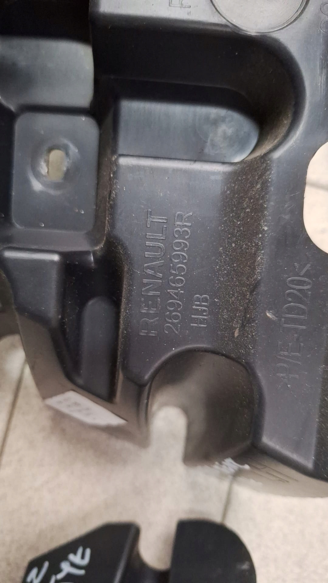 bumper bracket right CAPTUR II 269414090R 269465993r as new!