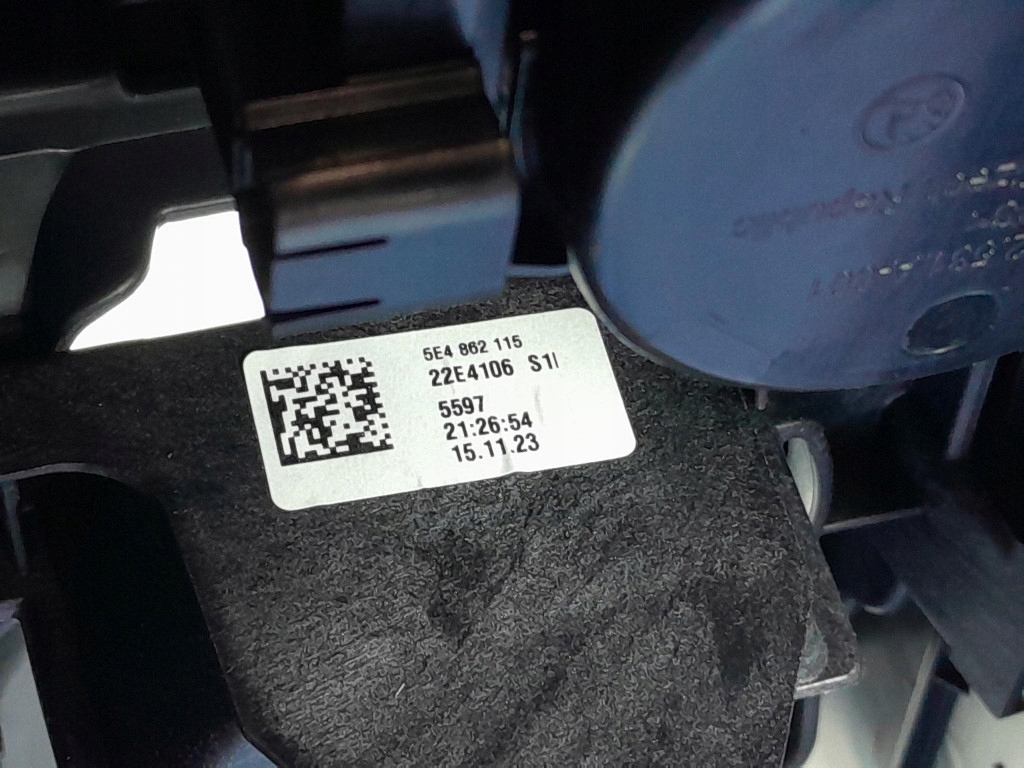 SKODA OCTAVIA IV тунель середина европа