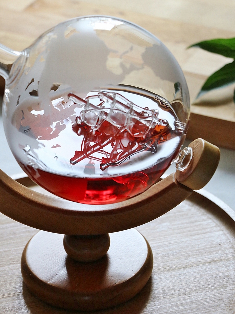 KARAFKA GLOBUS na whisky wino + drewniany stojak Pojemność 0.6 l