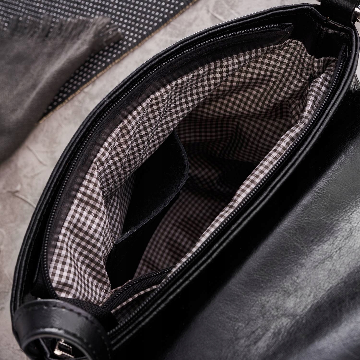 Torebka Damska Skórzana Na Ramię Czarna Modna Listonoszka PAOLO PERUZZI Model SKÓRZANA TOREBKA DAMSKA