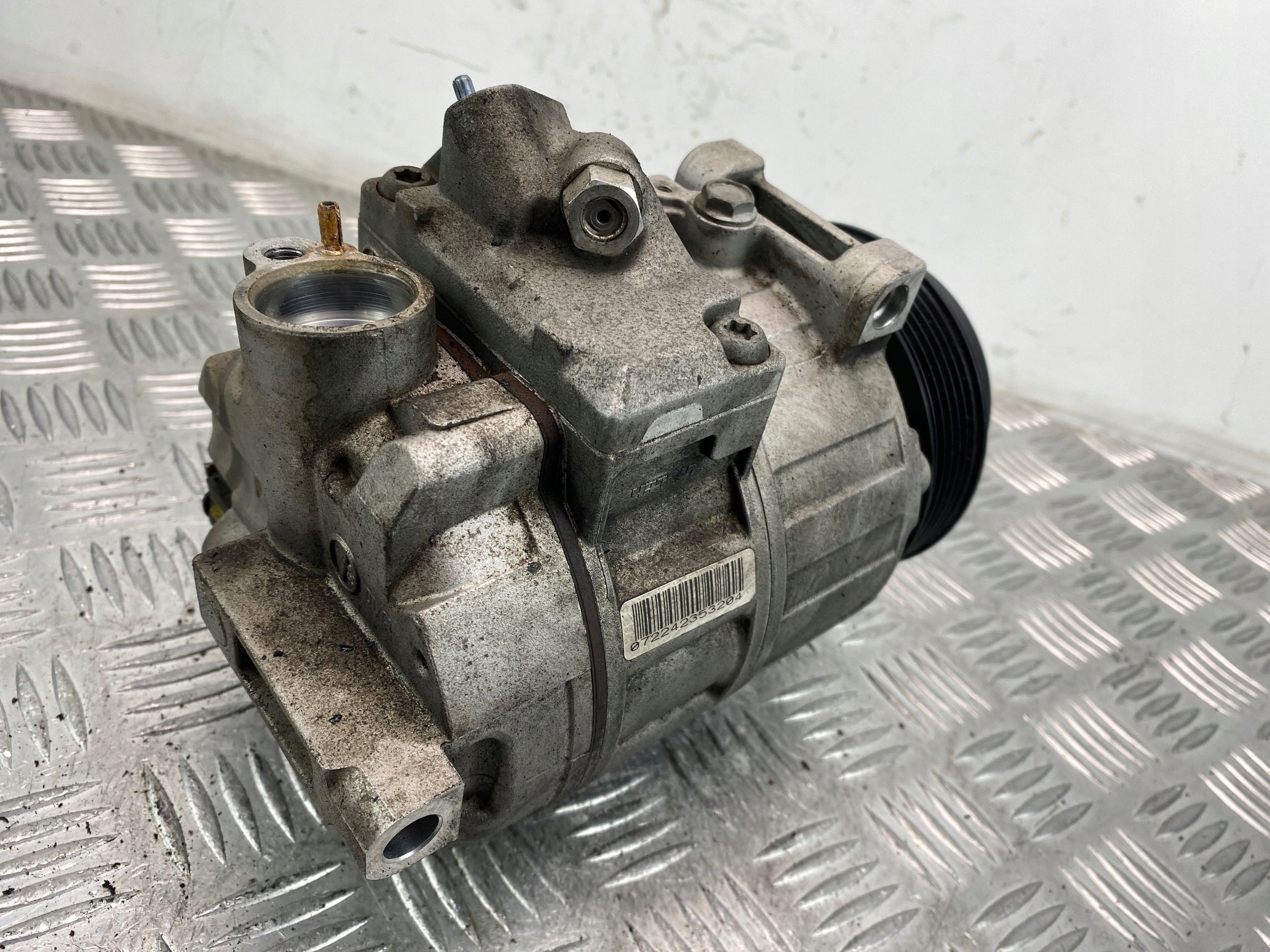 Mercedes E200 W212 compressor; compressor of the air conditioning A0022304511