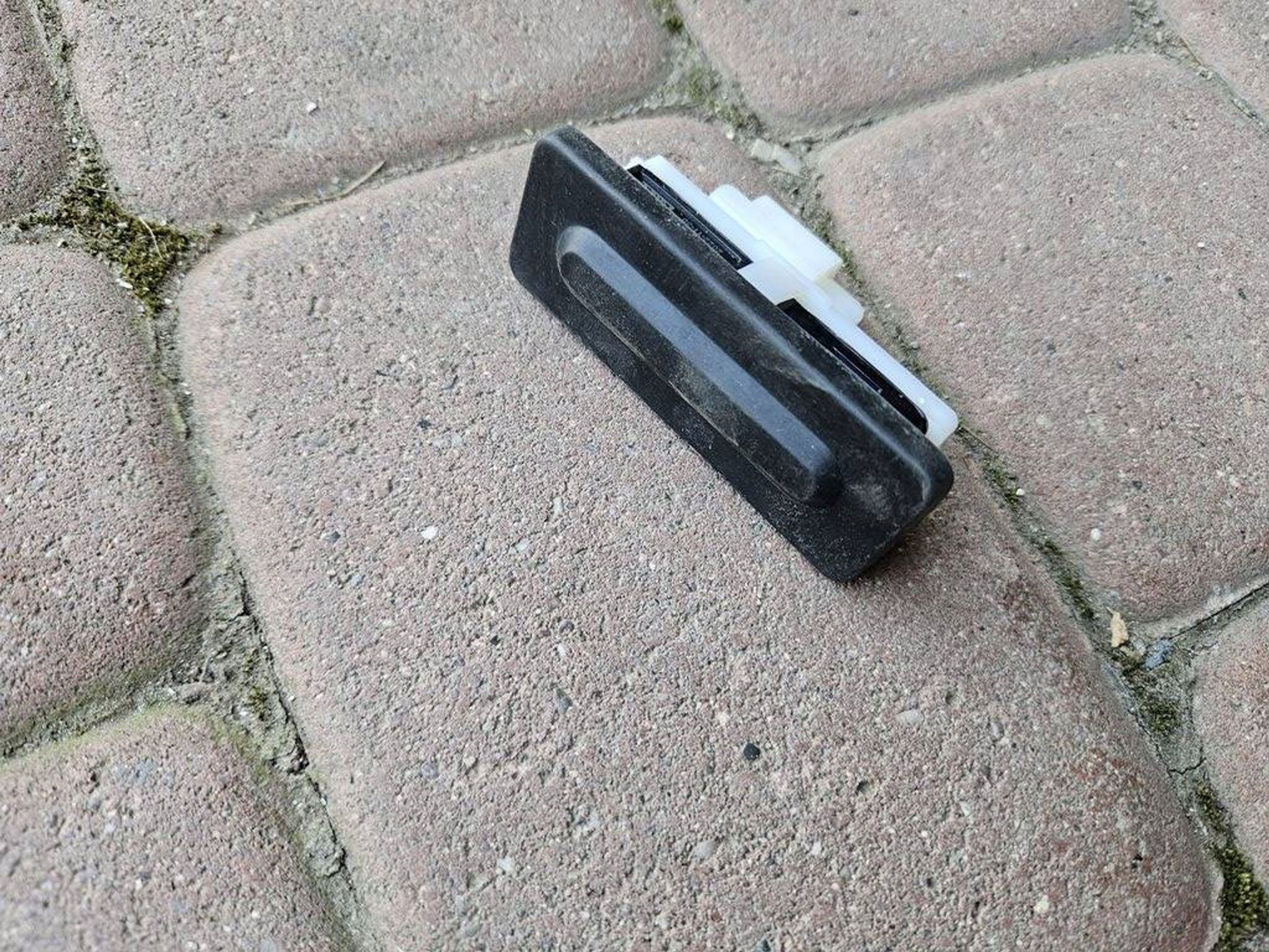 button of the opening bonnet boot Opel Mokka B 2 9820395580