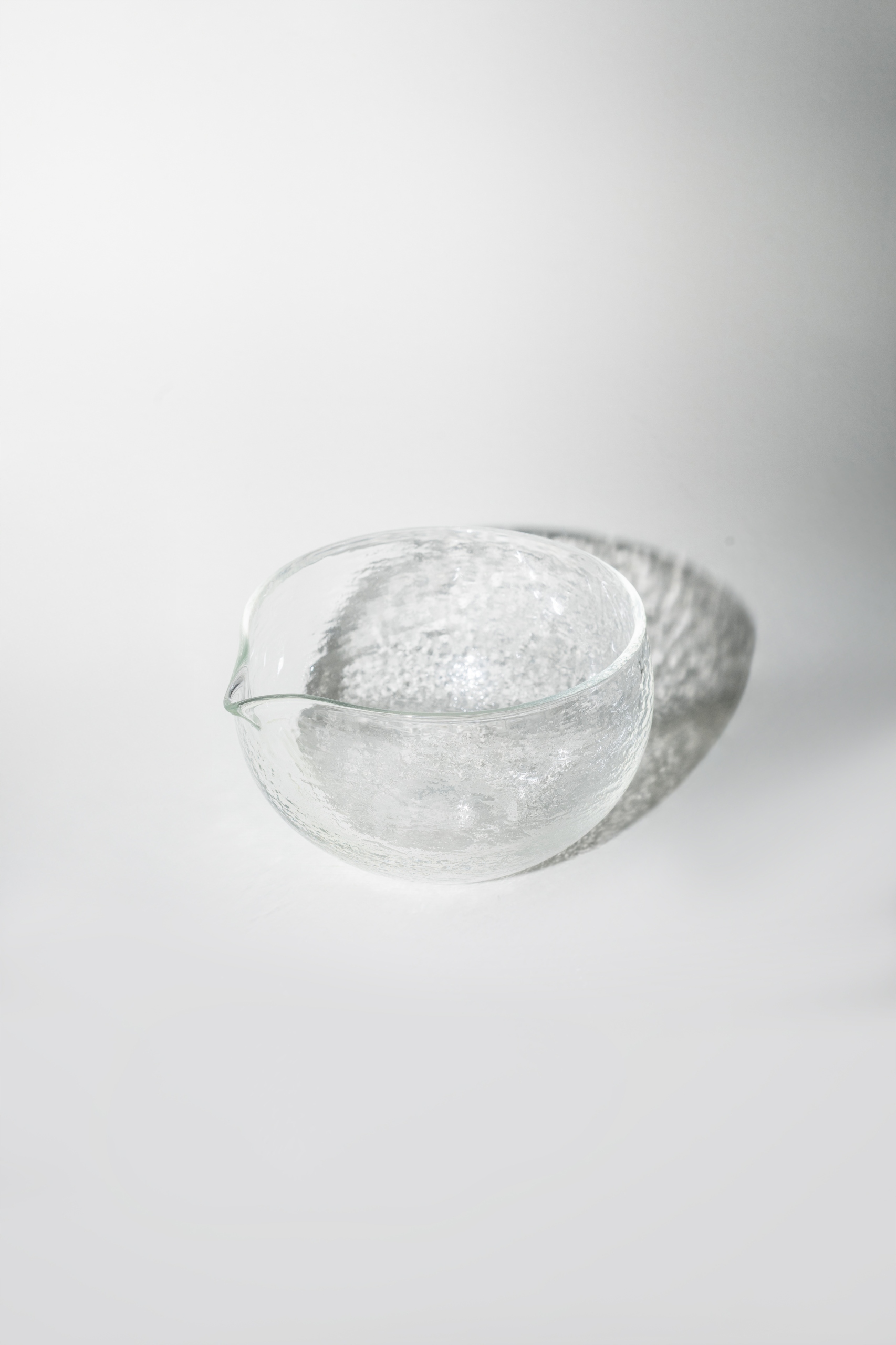 Levně Skleněná šálek na matchu s výlevkou Lune Tea