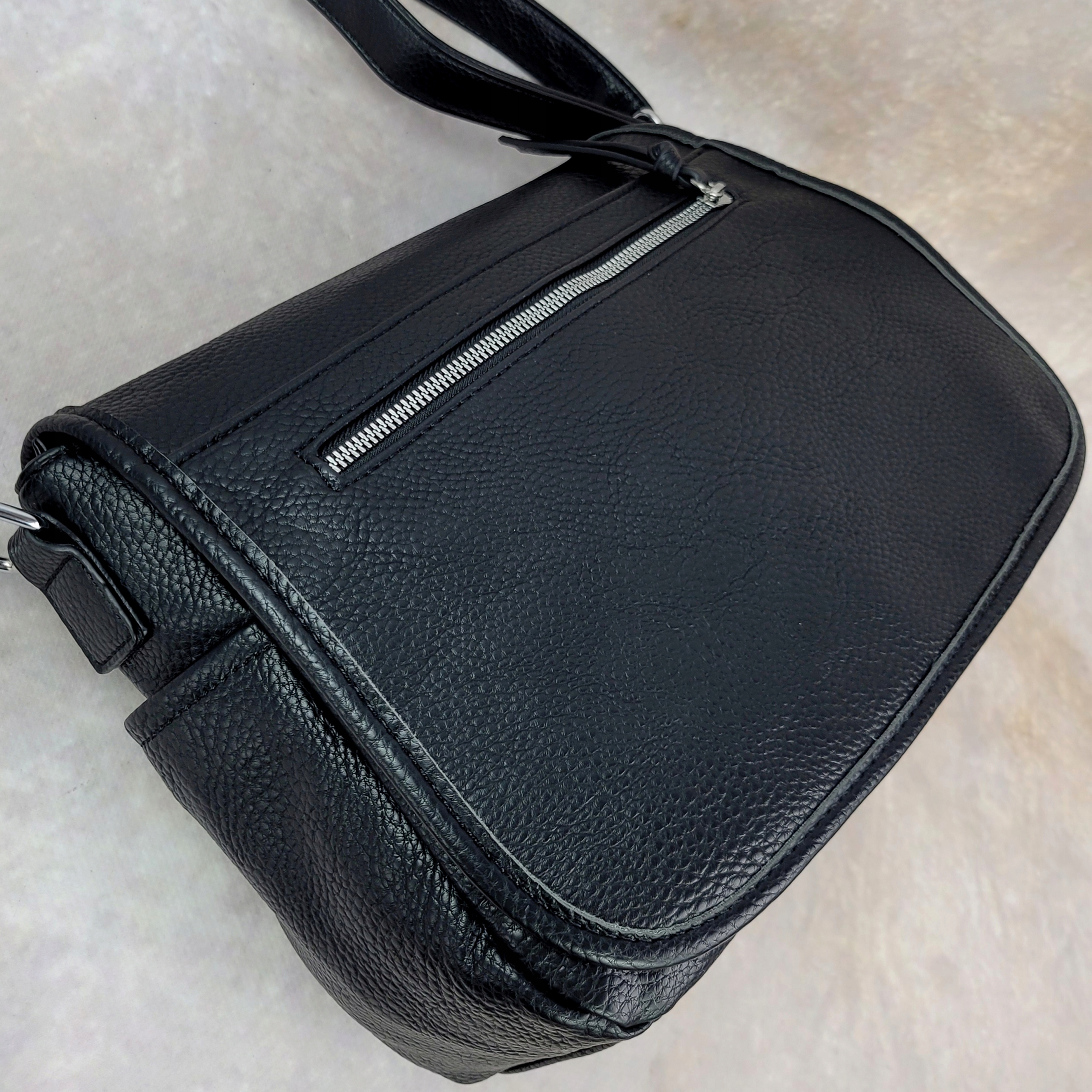 Torebka listonoszka długi pasek torba damska na ramię czarna lekka miękka Cechy dodatkowe kieszonka na telefon