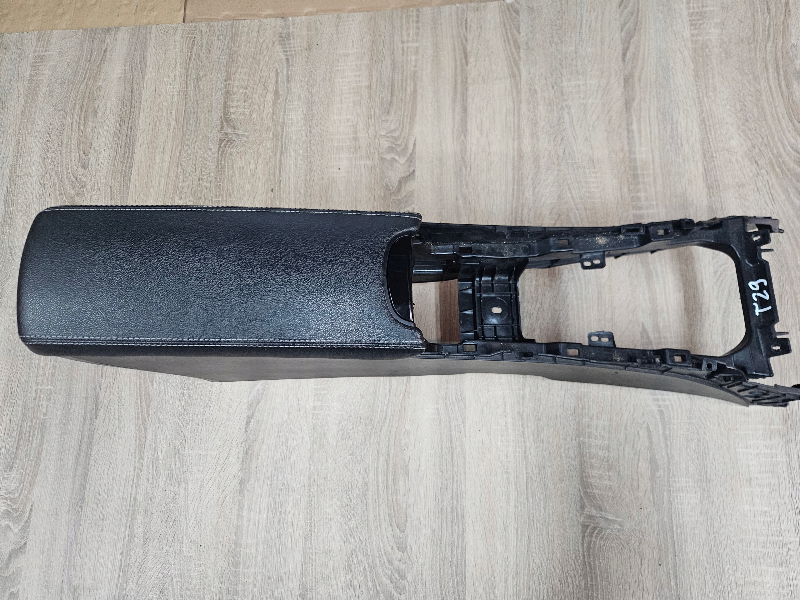 TOYOTA AVENSIS T29 15-18 PODŁOKIETNIK