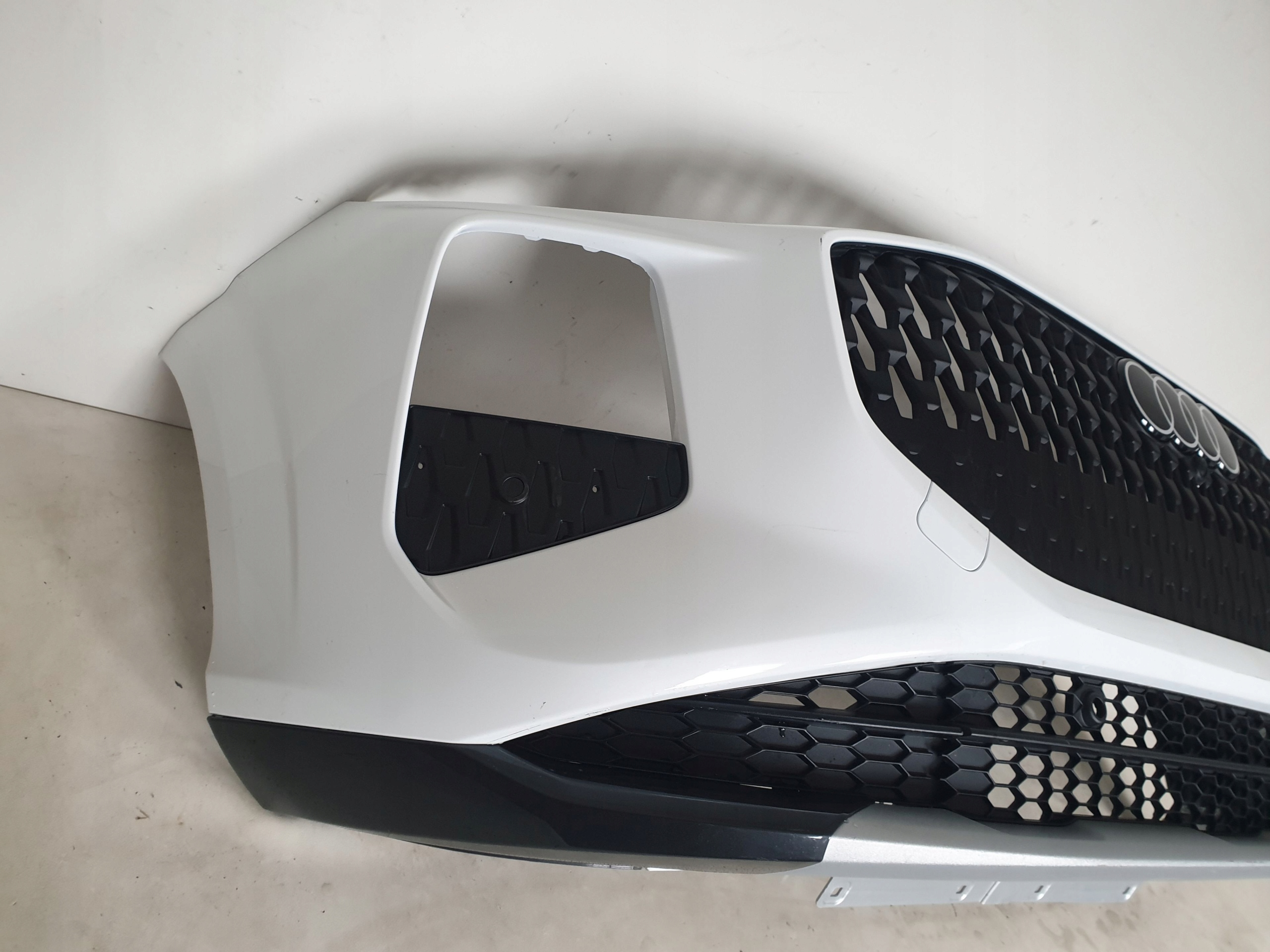 AUDI Q3 III 83H 25-> bumper front front 4 x PDC 83H807437