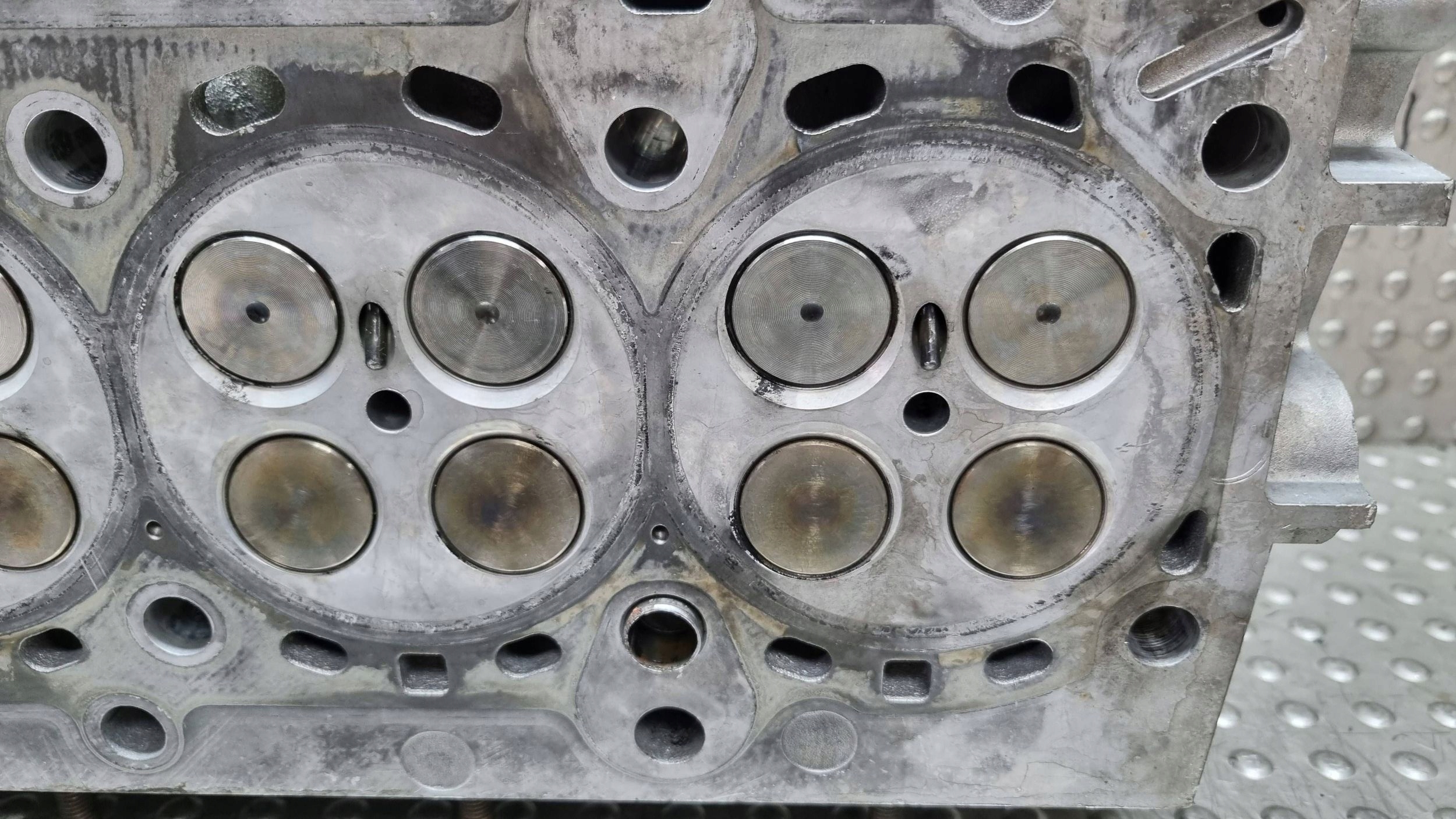 glava motora 7781211 7785876 BMW E60 E61 E81 E84 E87 E90 E91 2.0D M47