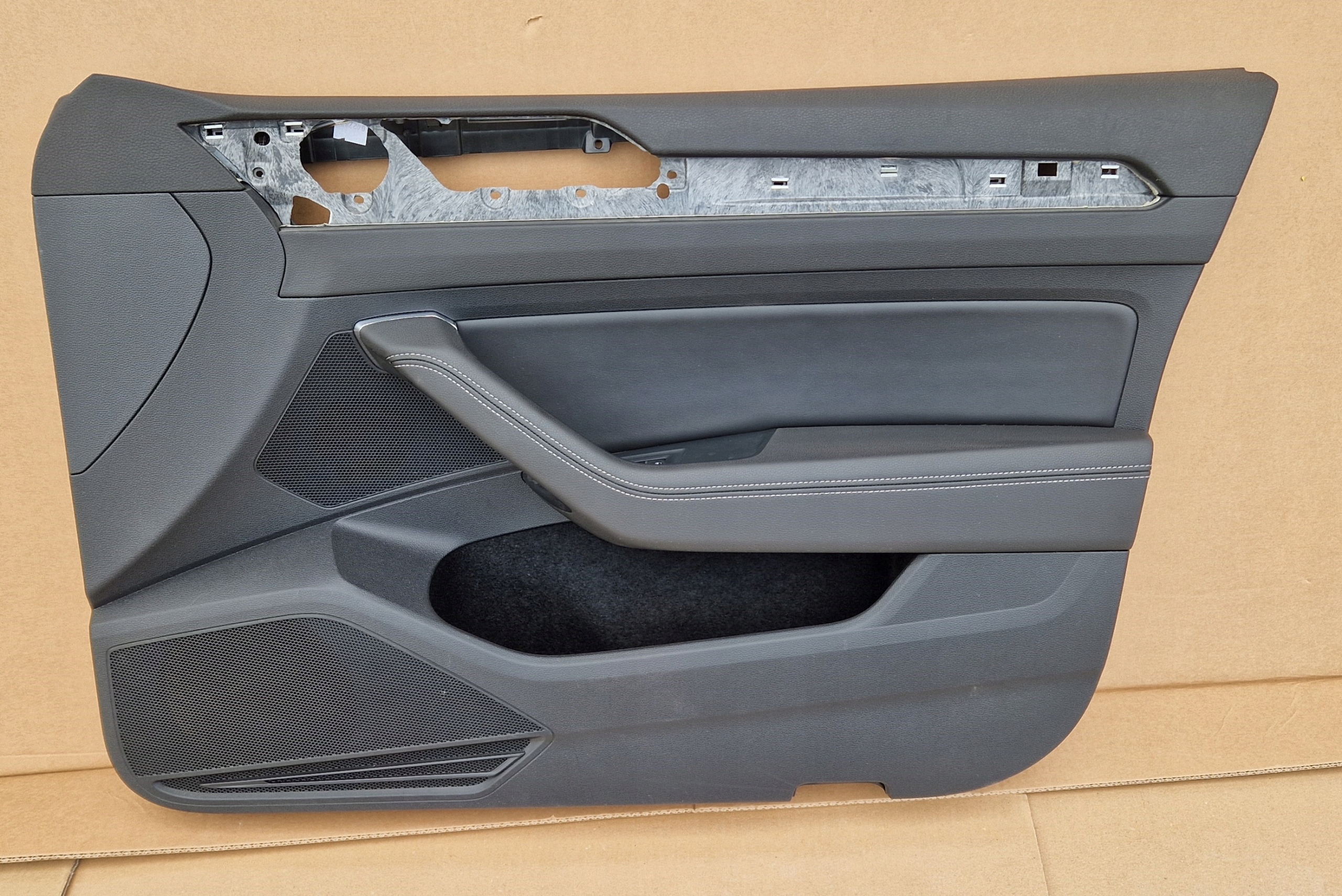 side PASSAT B8 FULL leather front right as new original BIALA NIC
