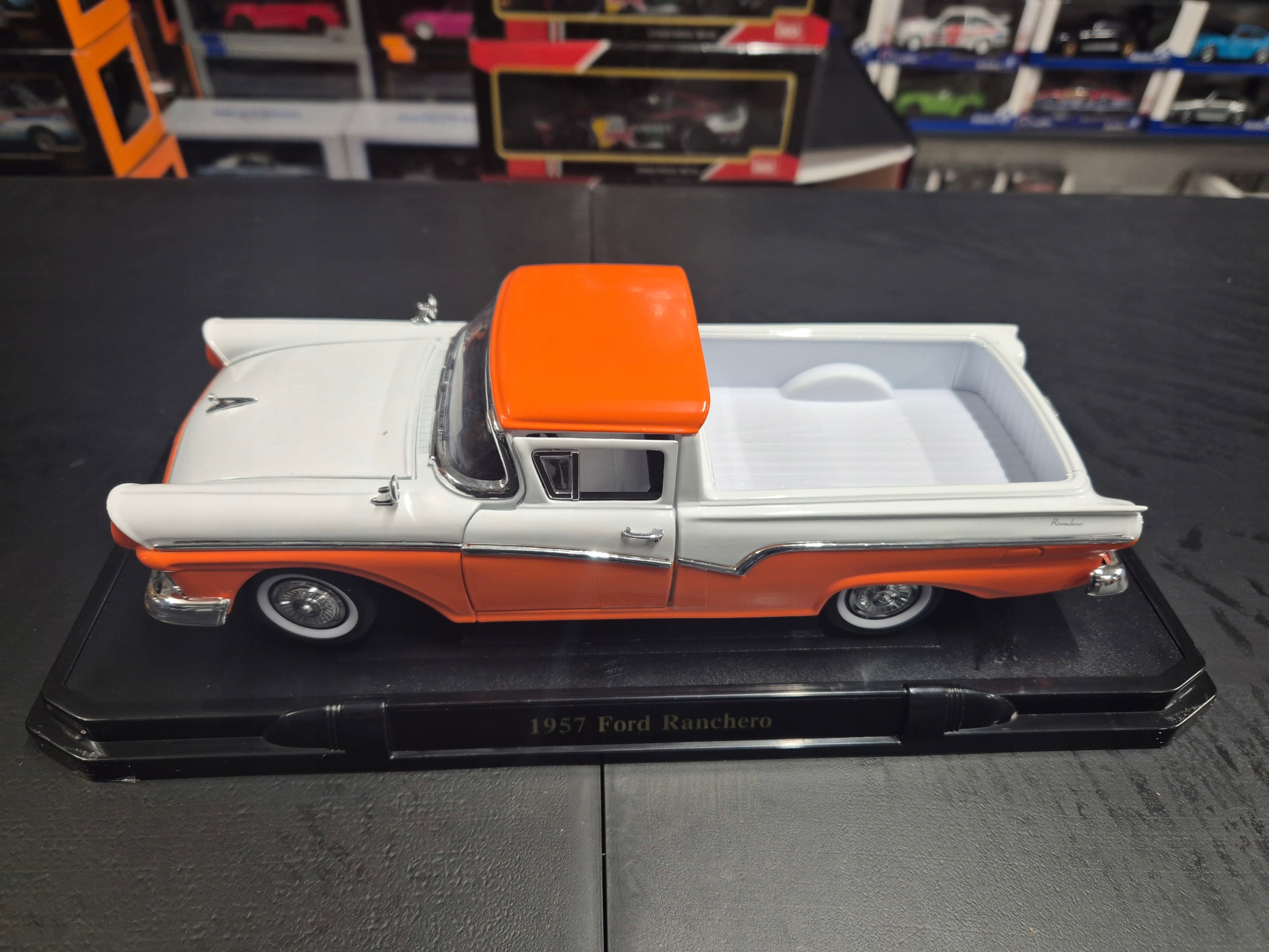 FORD RANCHERO 1957 1/18 ROAD SIGNATURE LCD 92208 Kod producenta 92208