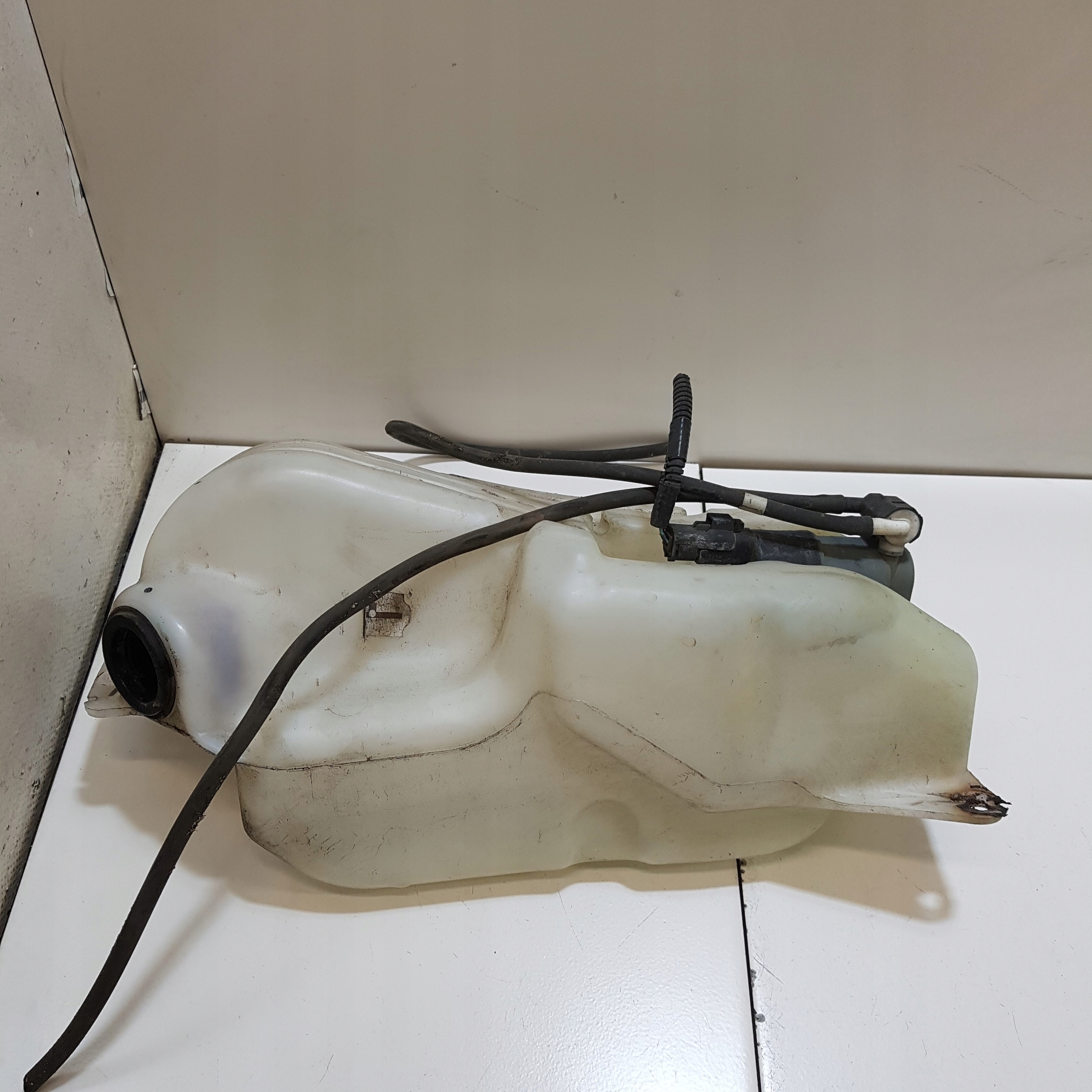 washer fluid tank NISSAN QASHQAI