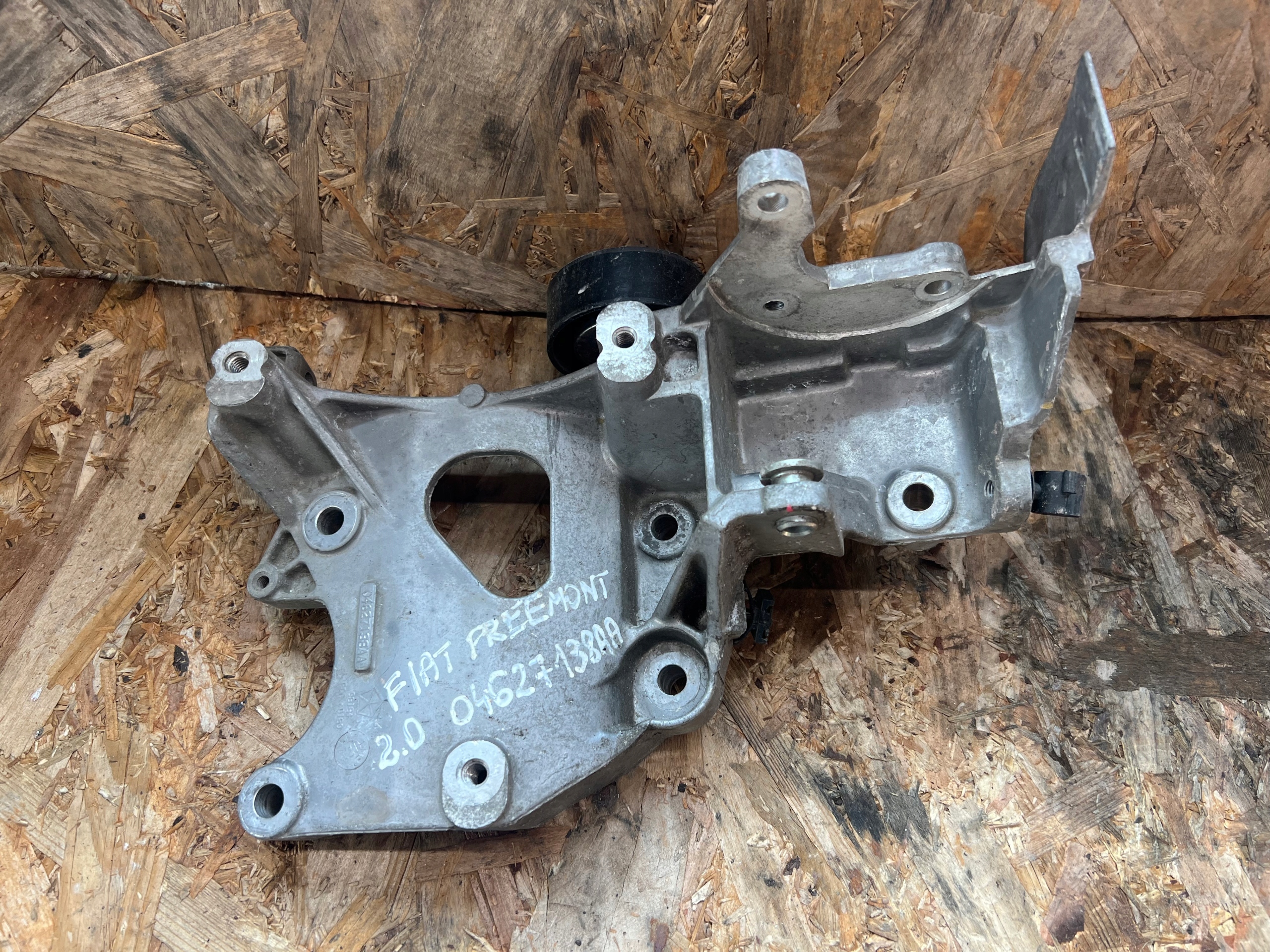 FREEMONT JOURNEY 2.0JTDM holder bracket alternator 04627138AA