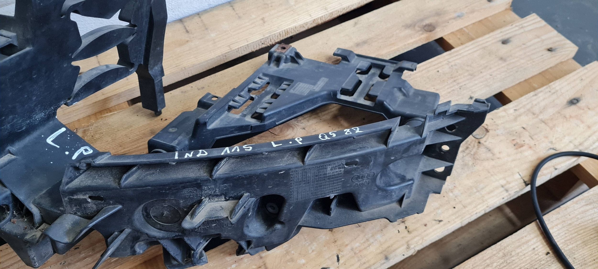 Q5 8R support bracket support holder lights left left front 8R0805607