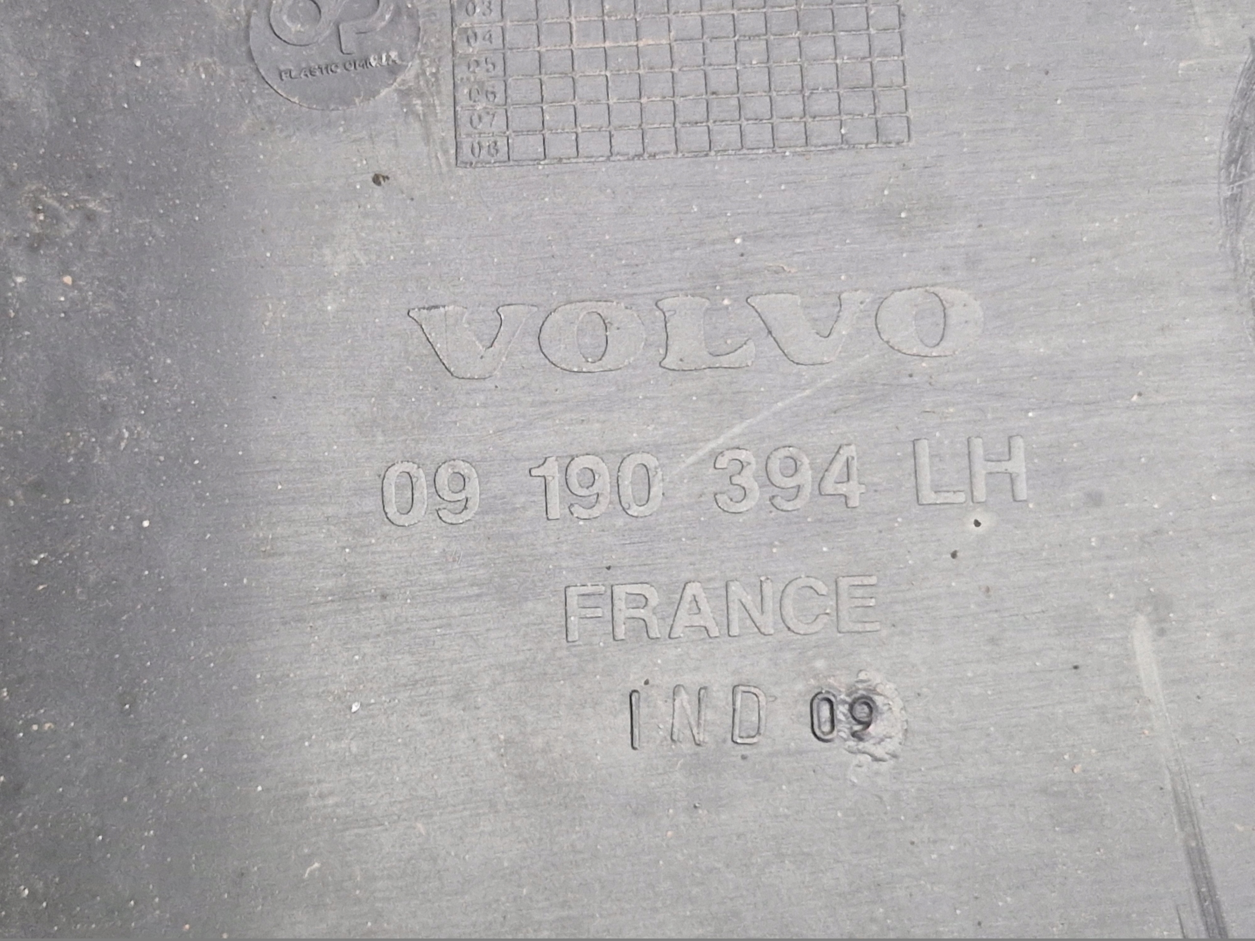 VOLVO V70 II 2 mudguard left rear part rear. 09190394