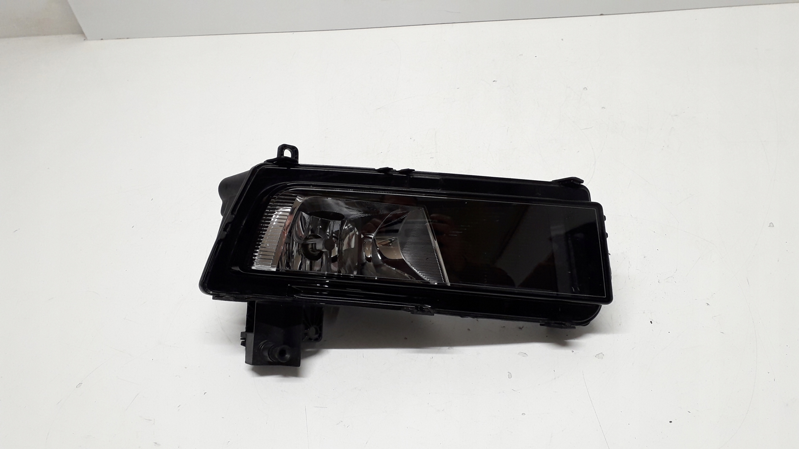 VW TOURAN II 2 15- HALOGEN PRZÓD PRAWY 5TA941662A