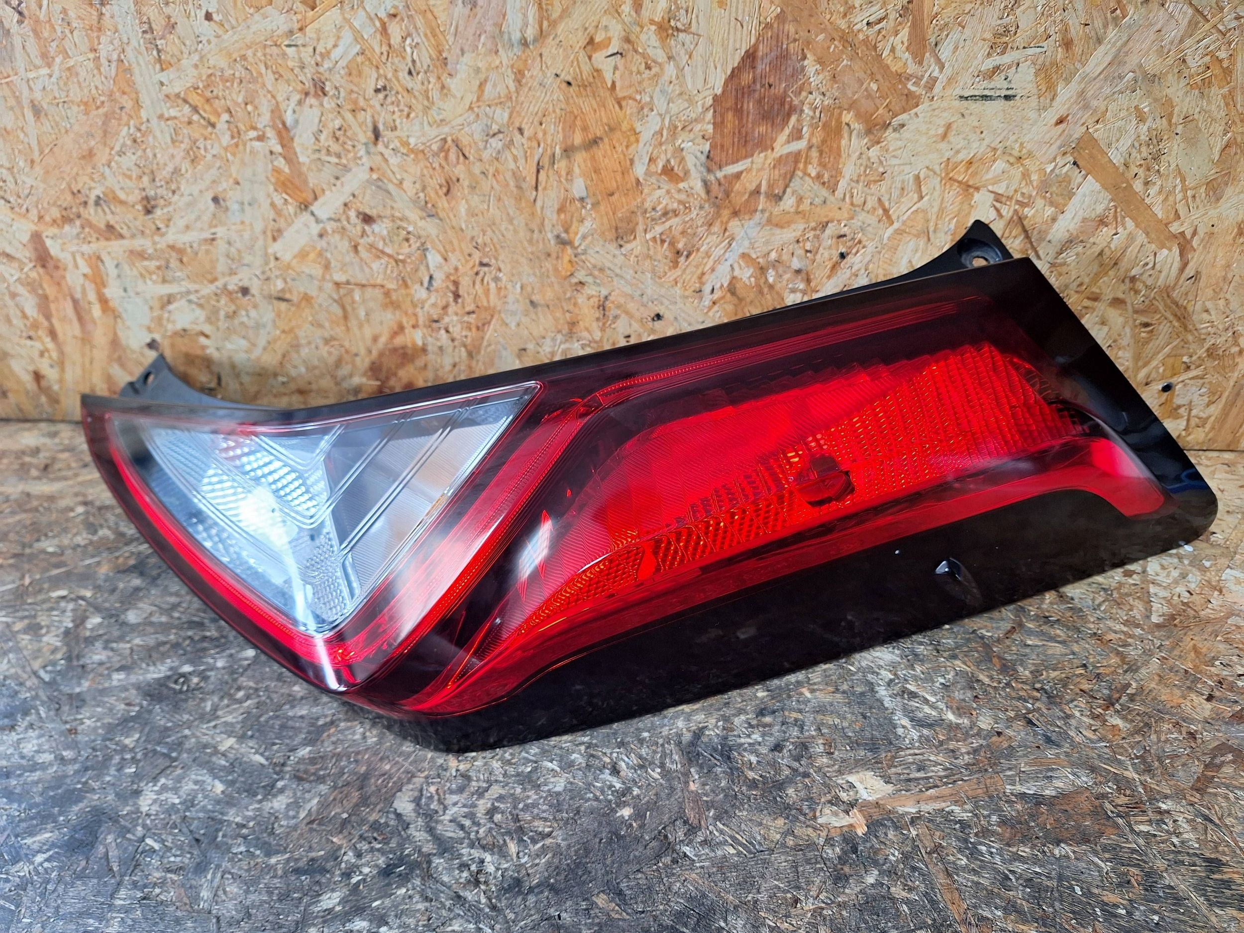 фонарь правый TOYOTA AYGO II РЕСТАЙЛИНГ 18-22 европа