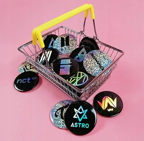 PRZYPINKA HOLO LOGO SKZ STRAY KIDS STAY KPOP OWALNA Rodzaj gadżetu muzyczny