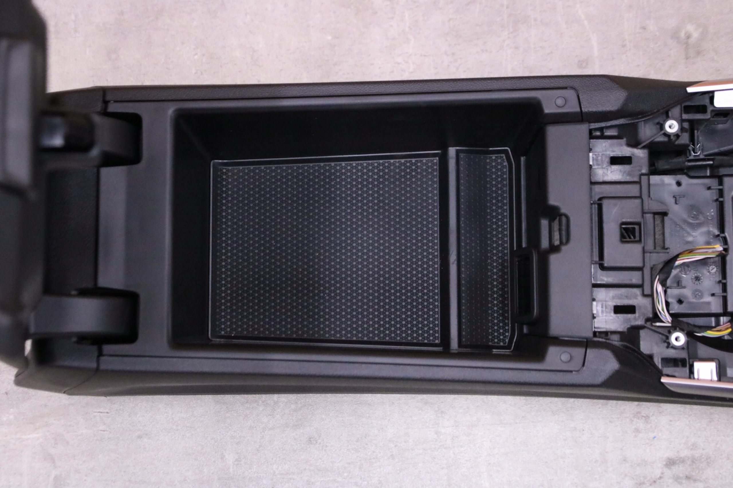 BMW G20 G21 G22 G23 TUNEL central armrest black