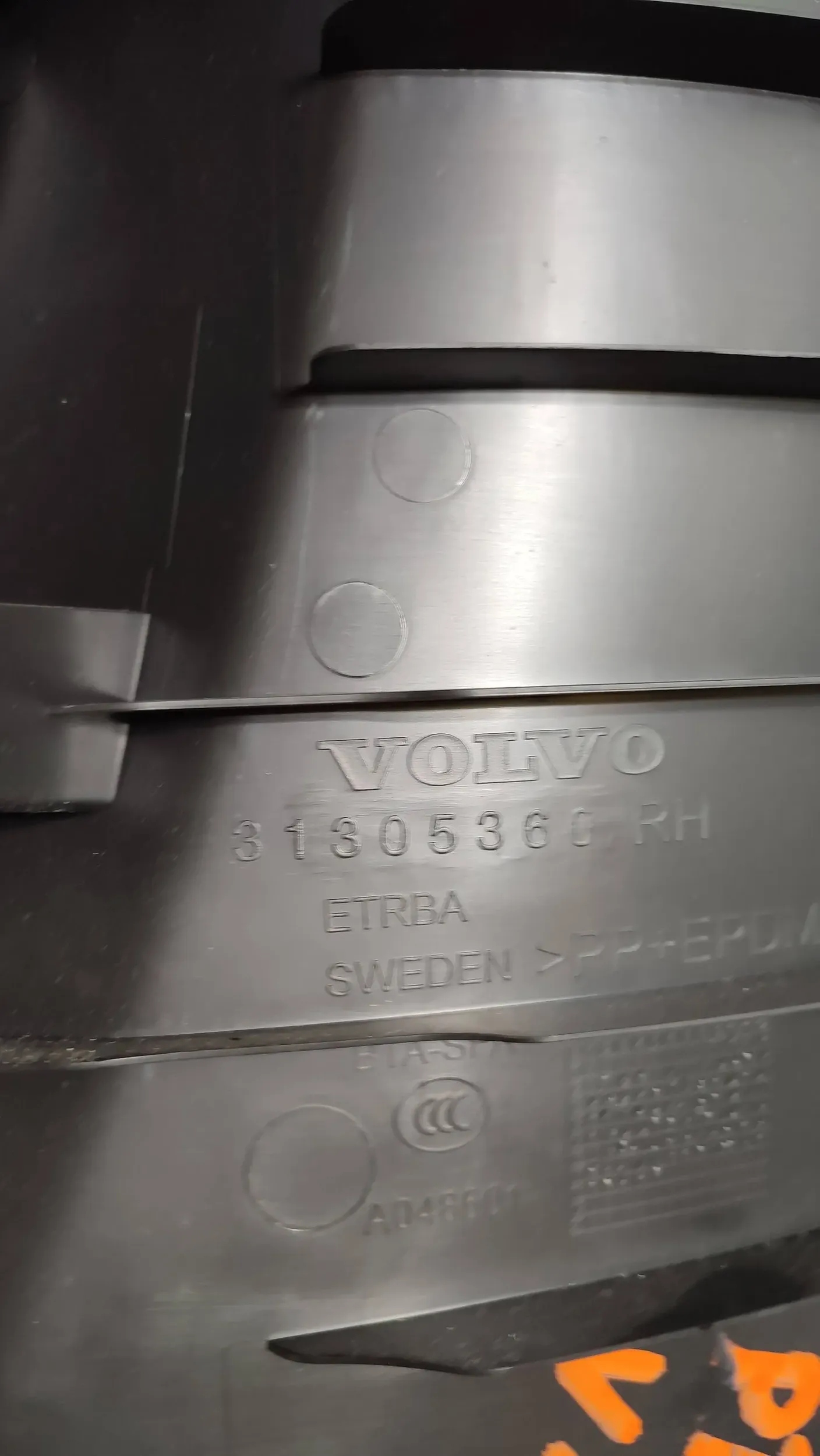 Volvo V40 II 2018r right side Poszycia slupkow