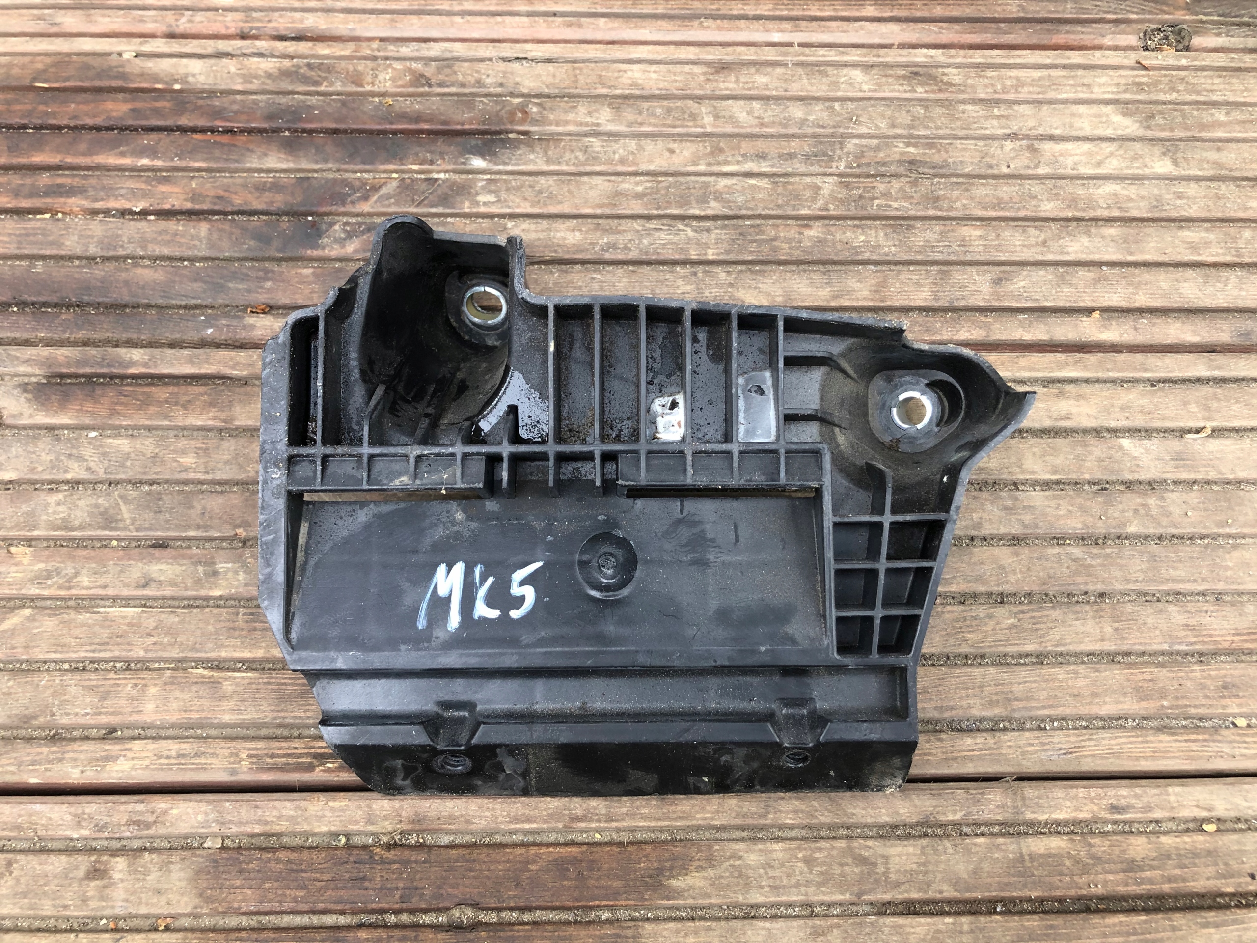 Grundlage AKUMULATORA MONDEO MK5 DG93-10663-BB