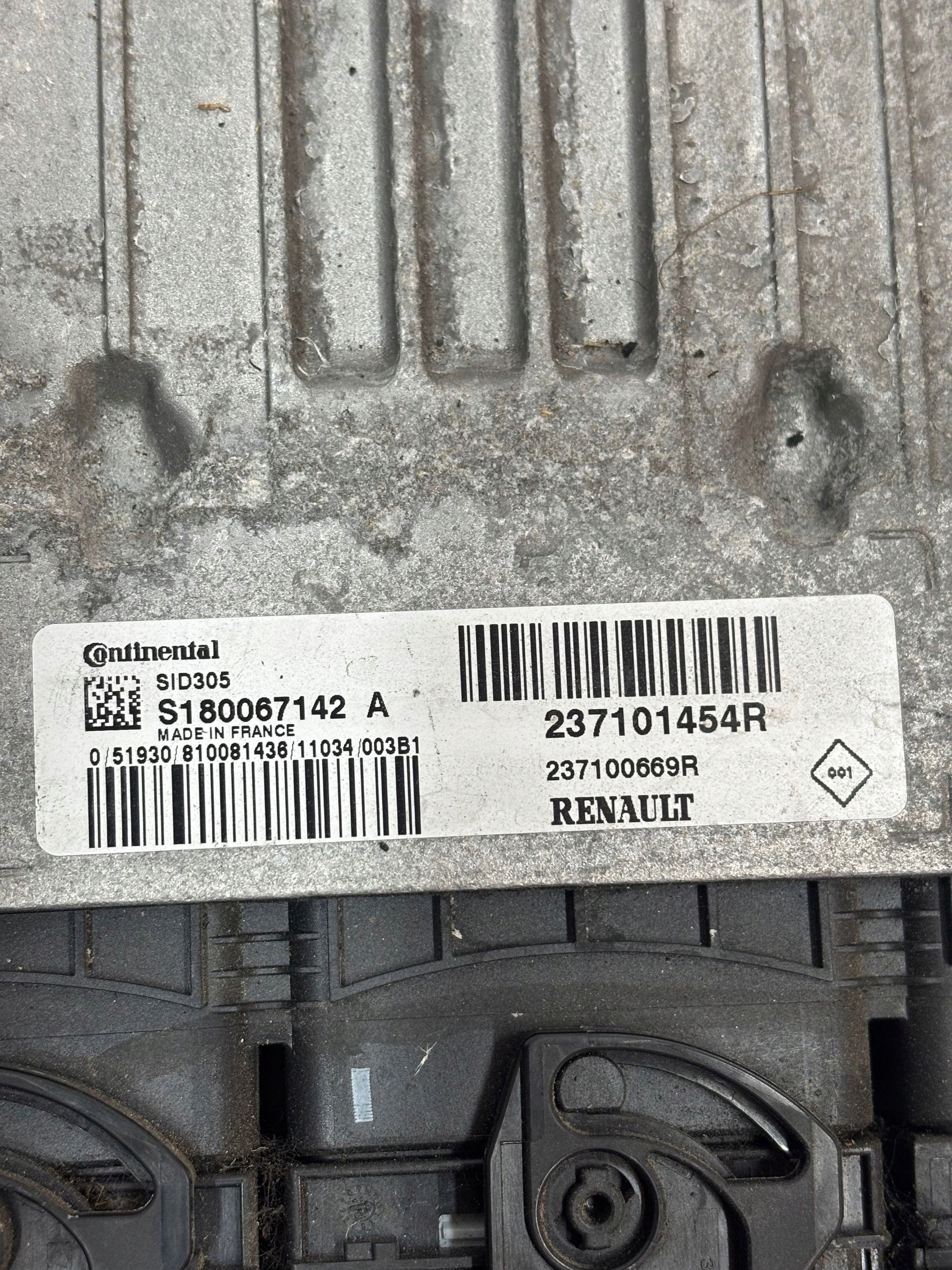 computer control unit of the engine RENAULT MEGANE III 3 1.5 DCI 237101454R