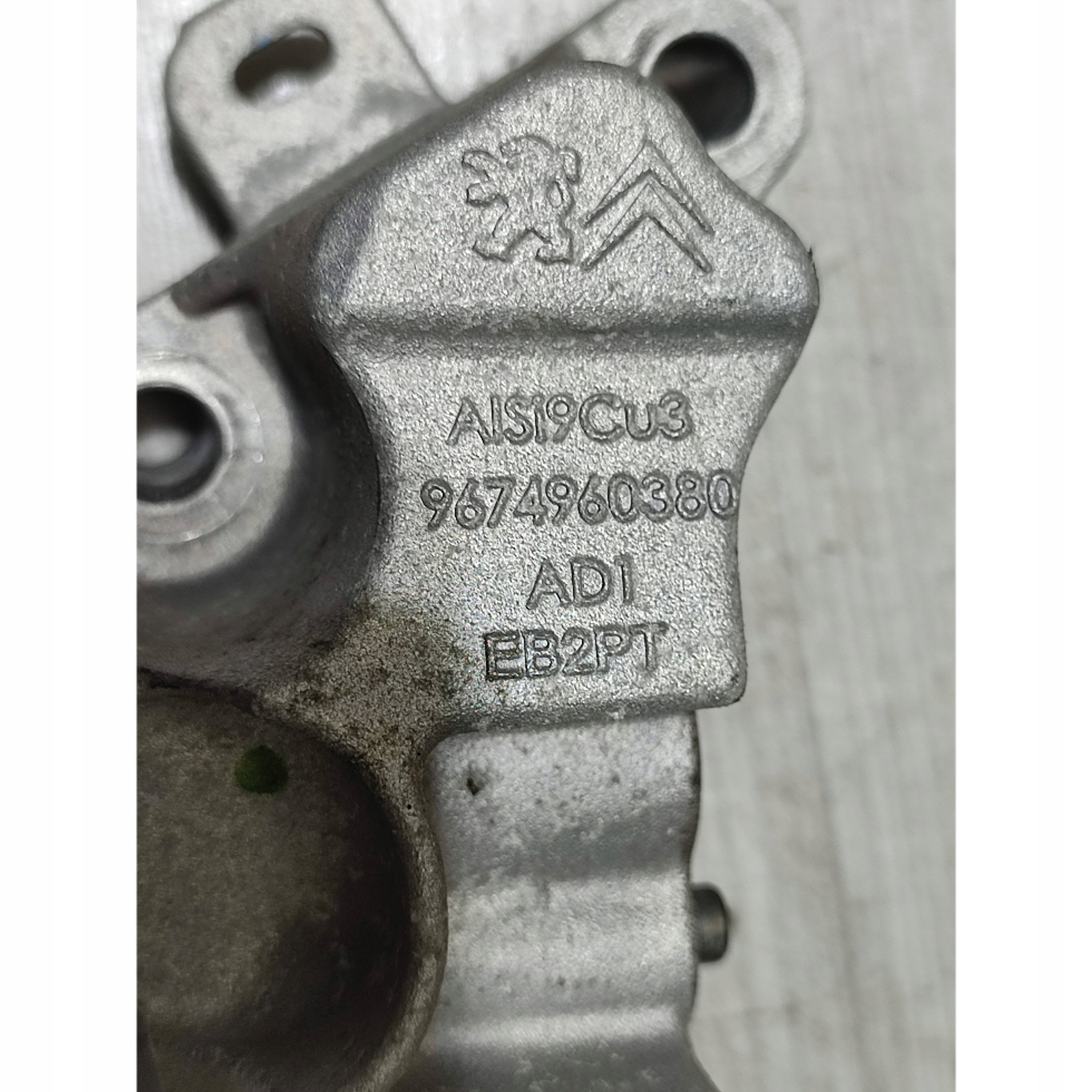 Peugeot 2008 and 2018 console engine mount