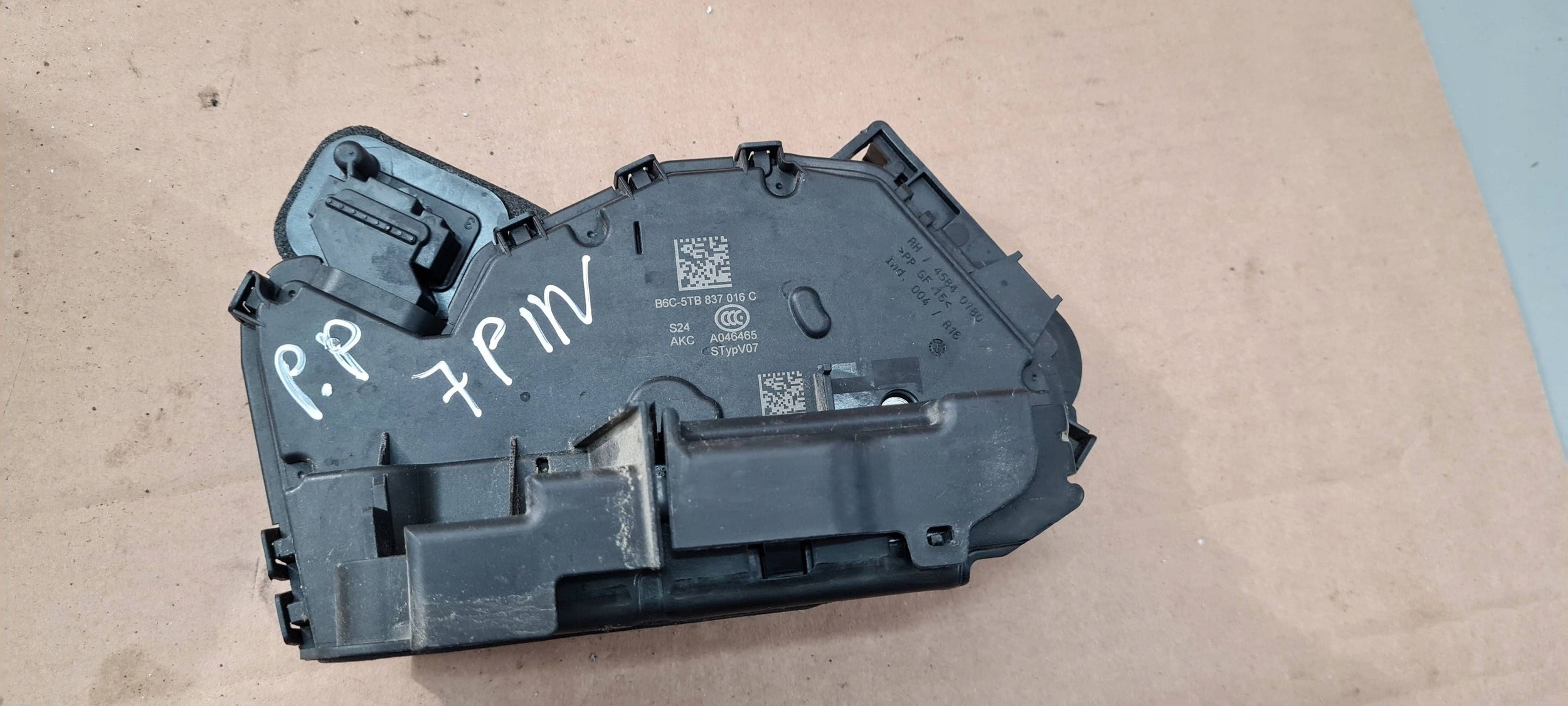 Q3 83A lock door right front front 5TB837016C VW AUDI