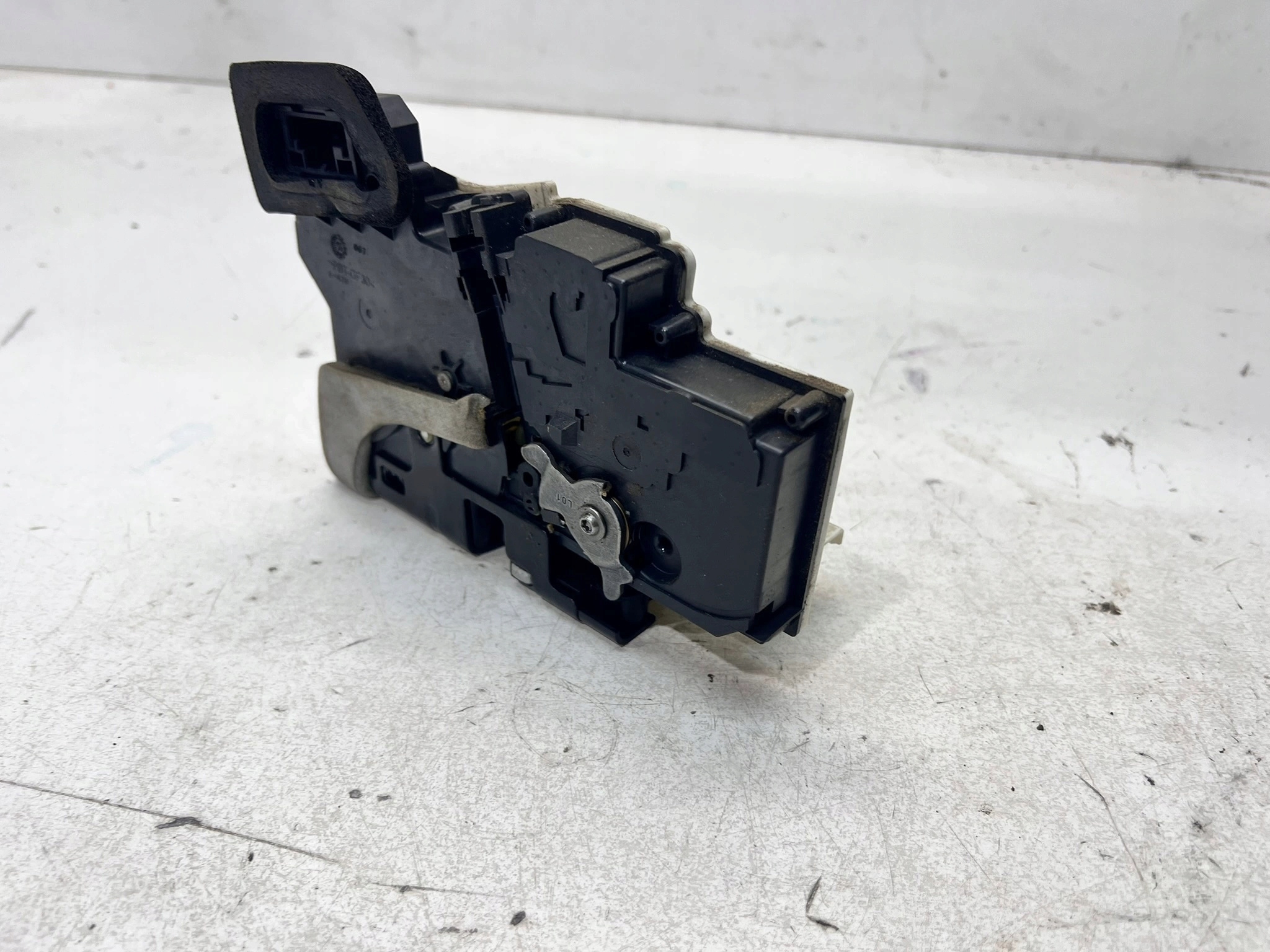 lock door left rear part AUDI A6 C8 4K0839015Q 9 PIN