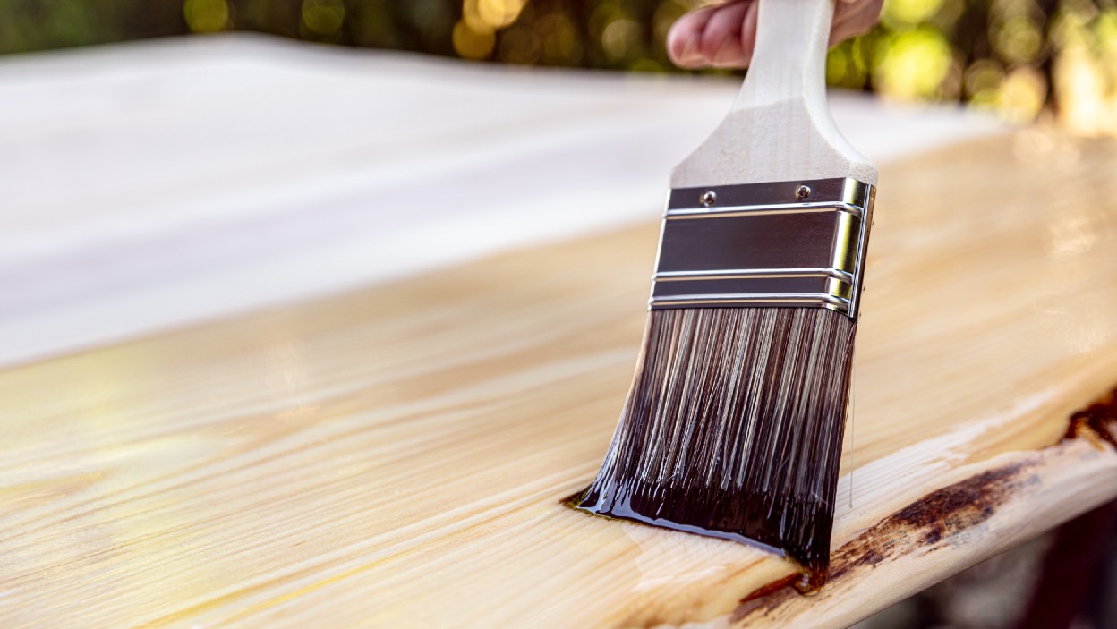 Lak, lazúra alebo impregnácia?  Čo použiť na obnovu drevených prvkov?