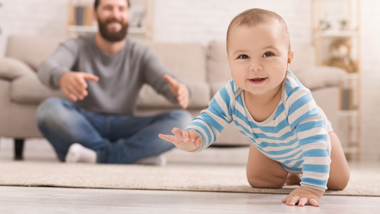 Raczkowanie i siadanie – jak wspierać rozwój ruchowy niemowlęcia?