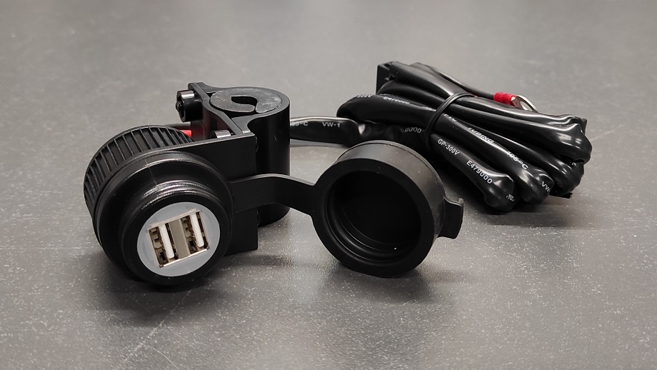 USB zásuvka na motorku značky Oxford s dvoma vstupmi