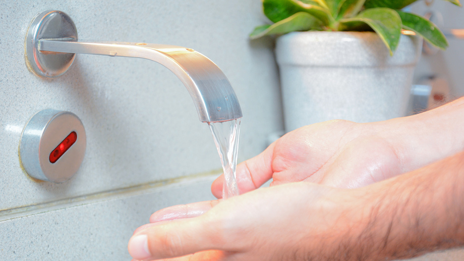 bezdotyková nástenná kúpeľňová batéria