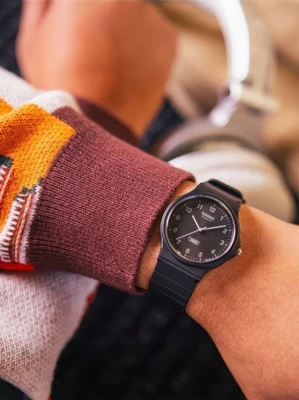 niezalecane zdjęcie – prezentuje produkt na modelu