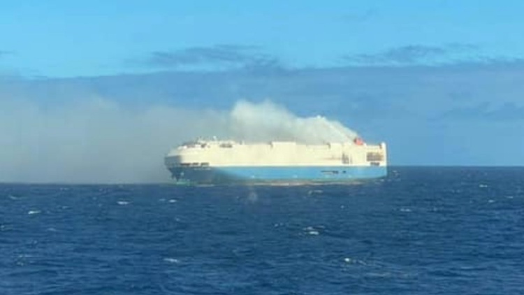 Statek towarowy pełen porsche, bentleyów i VW płonie i dryfuje po Atlantyku