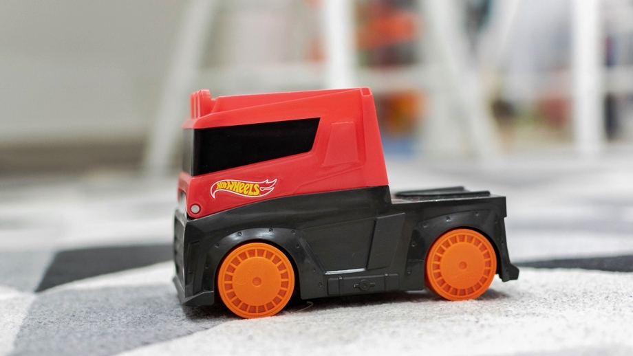 Nákladné auto Mega Transporter Hot Wheels - pohľad zboku