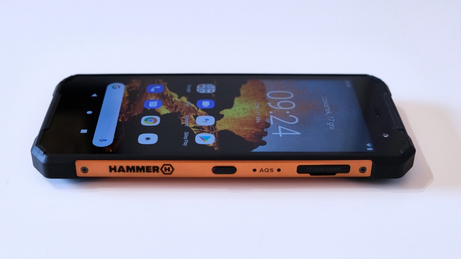 smartfon Hammer Explorer Pro prawy bok smartfon Hammer Explorer Pro prawy bok