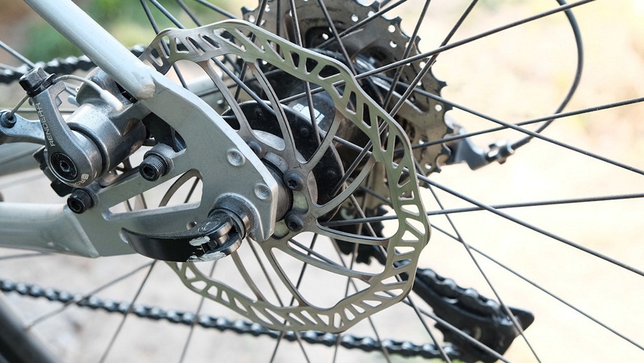 Test odtłuszczacza do tarcz hamulcowych FENWICK’S Disc Brake Cleaner